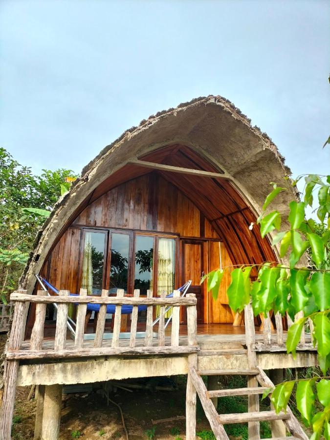 Rice Straw Lodge-