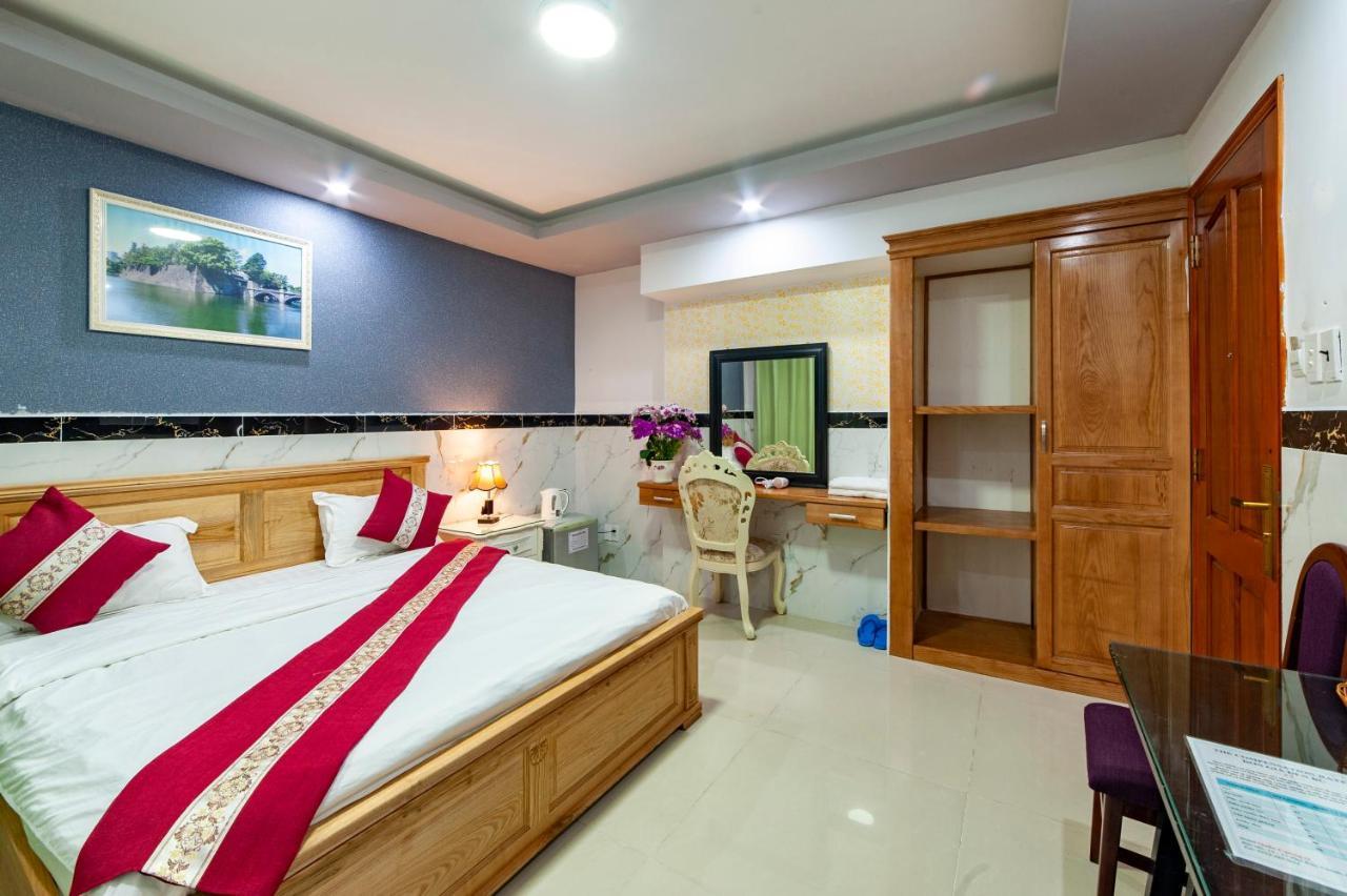 Khach San Quoc Cuong-di Tam *