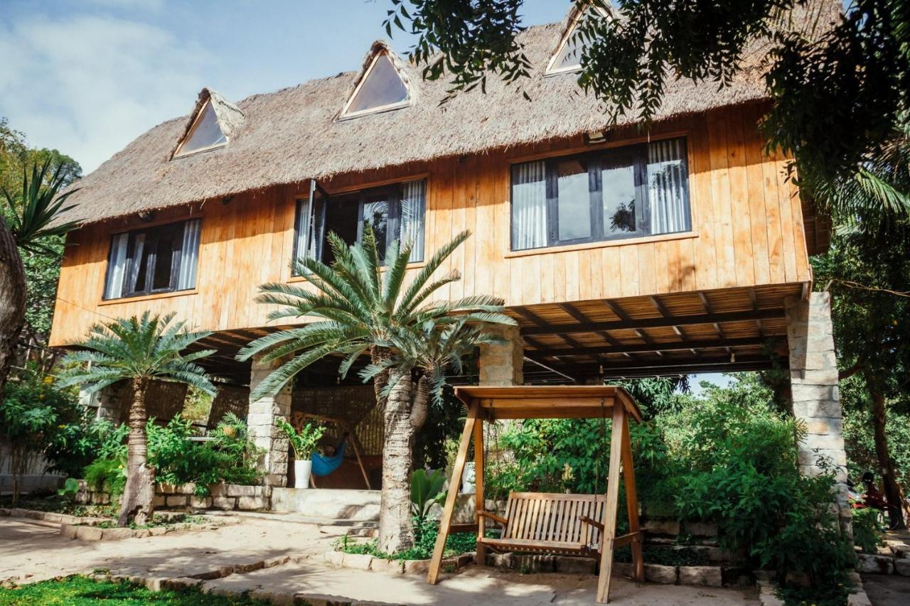 Dao Hoa Vang - Venuestay Homestay Cam Ranh