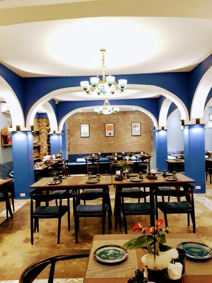 Pi's Boutique 3*