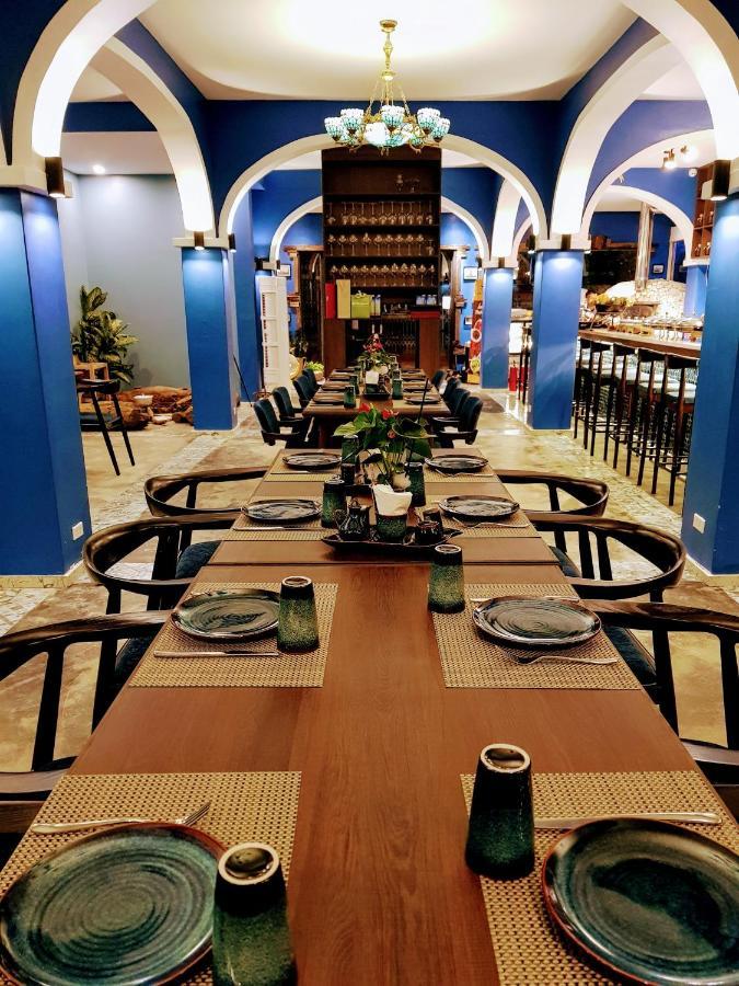 Pi's Boutique 3*