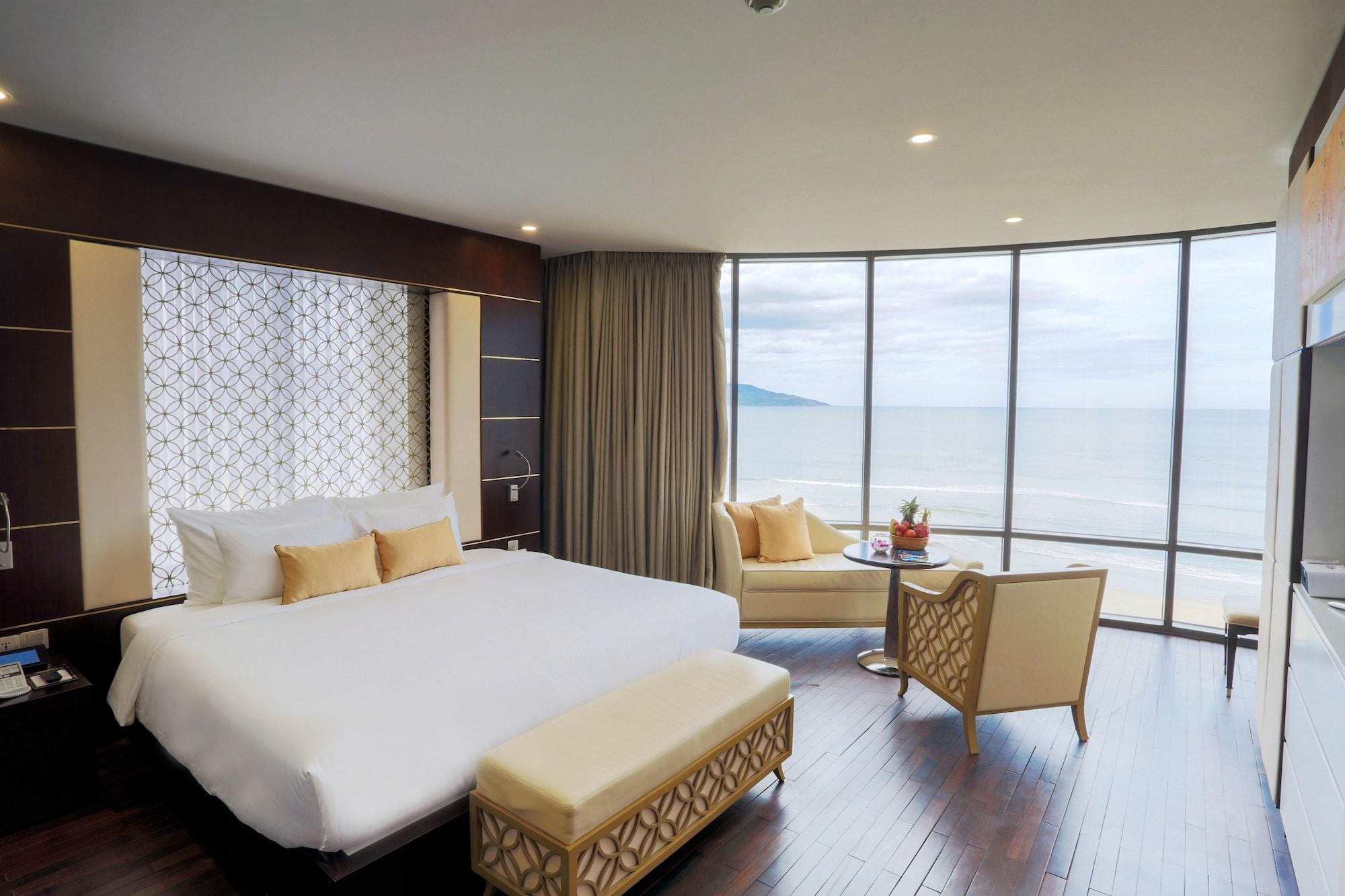 Hotel Holiday Beach Hotel Danang 5*