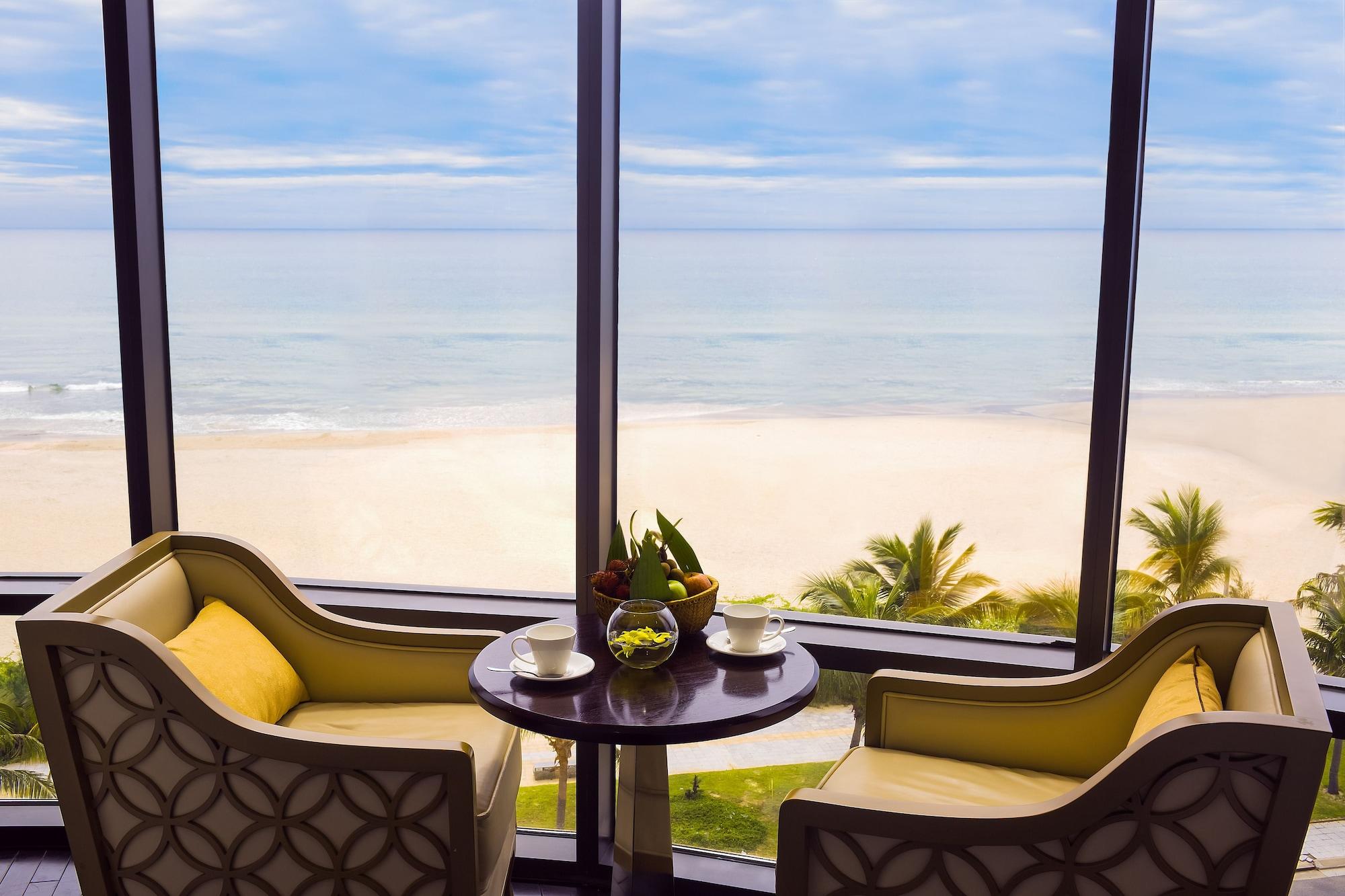 Holiday Beach Hotel Danang 5* Da Nang