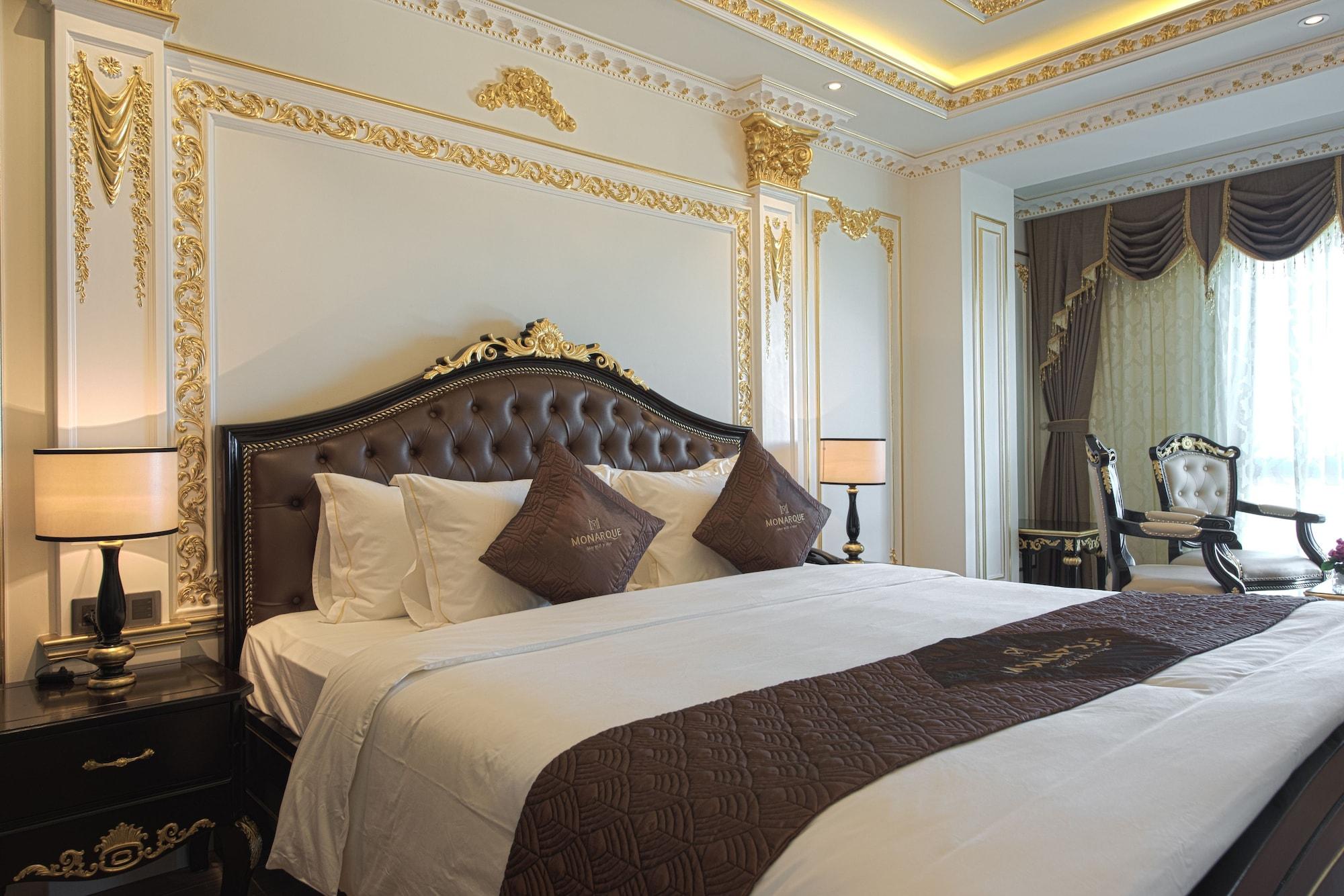 Monarque Hotel 4*