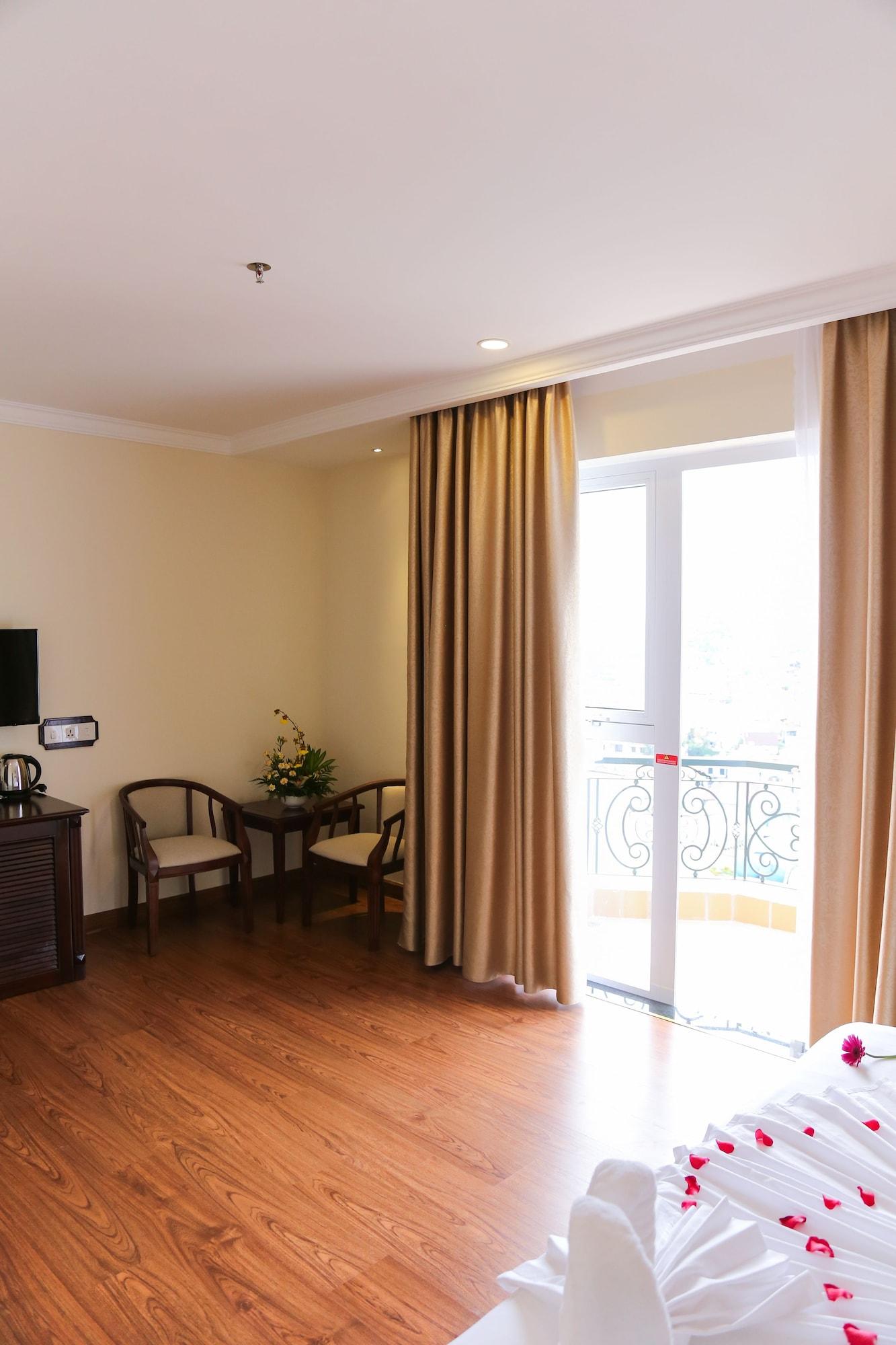 Iris Hotel 3*