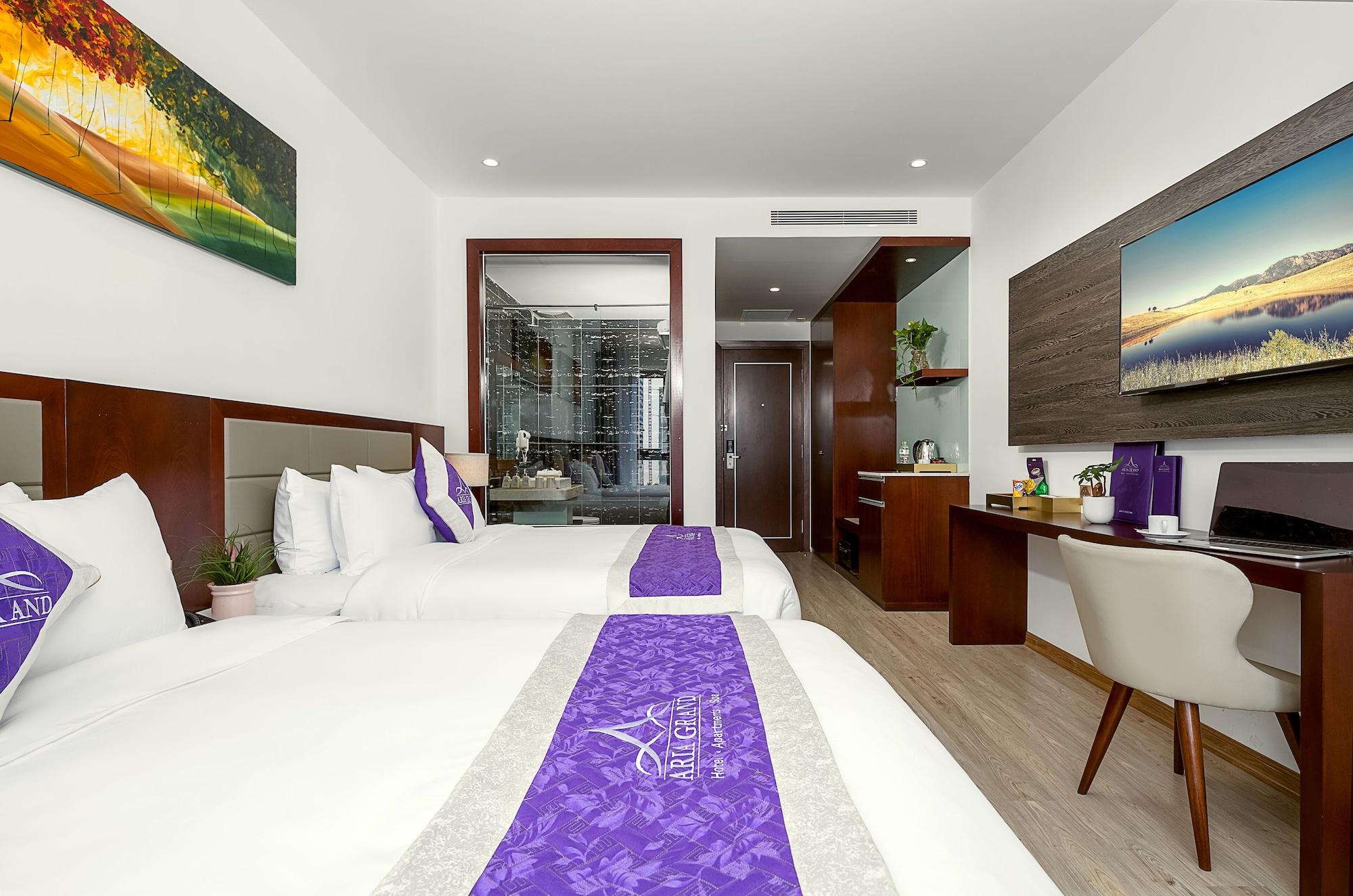 Aria Grand &