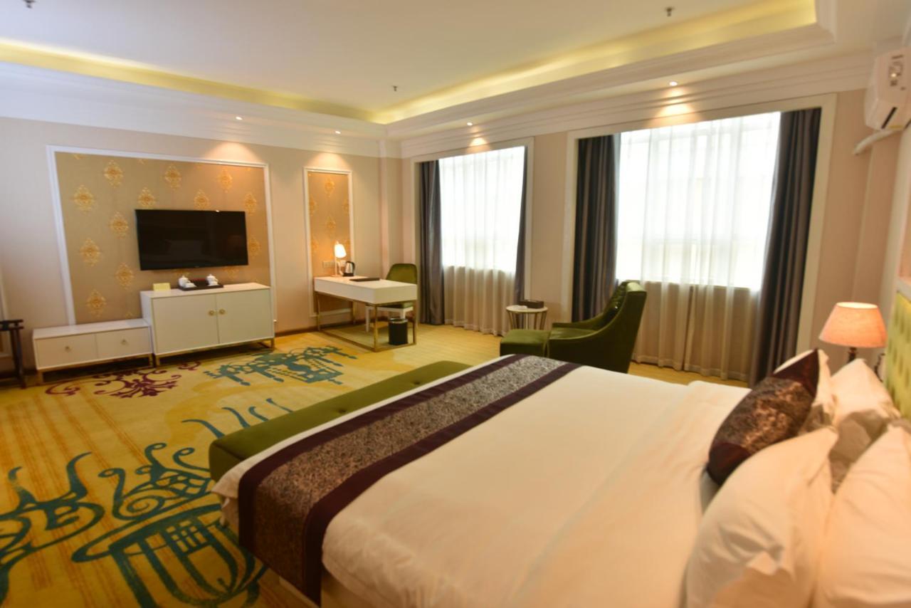 Hong Grand Mong Cai