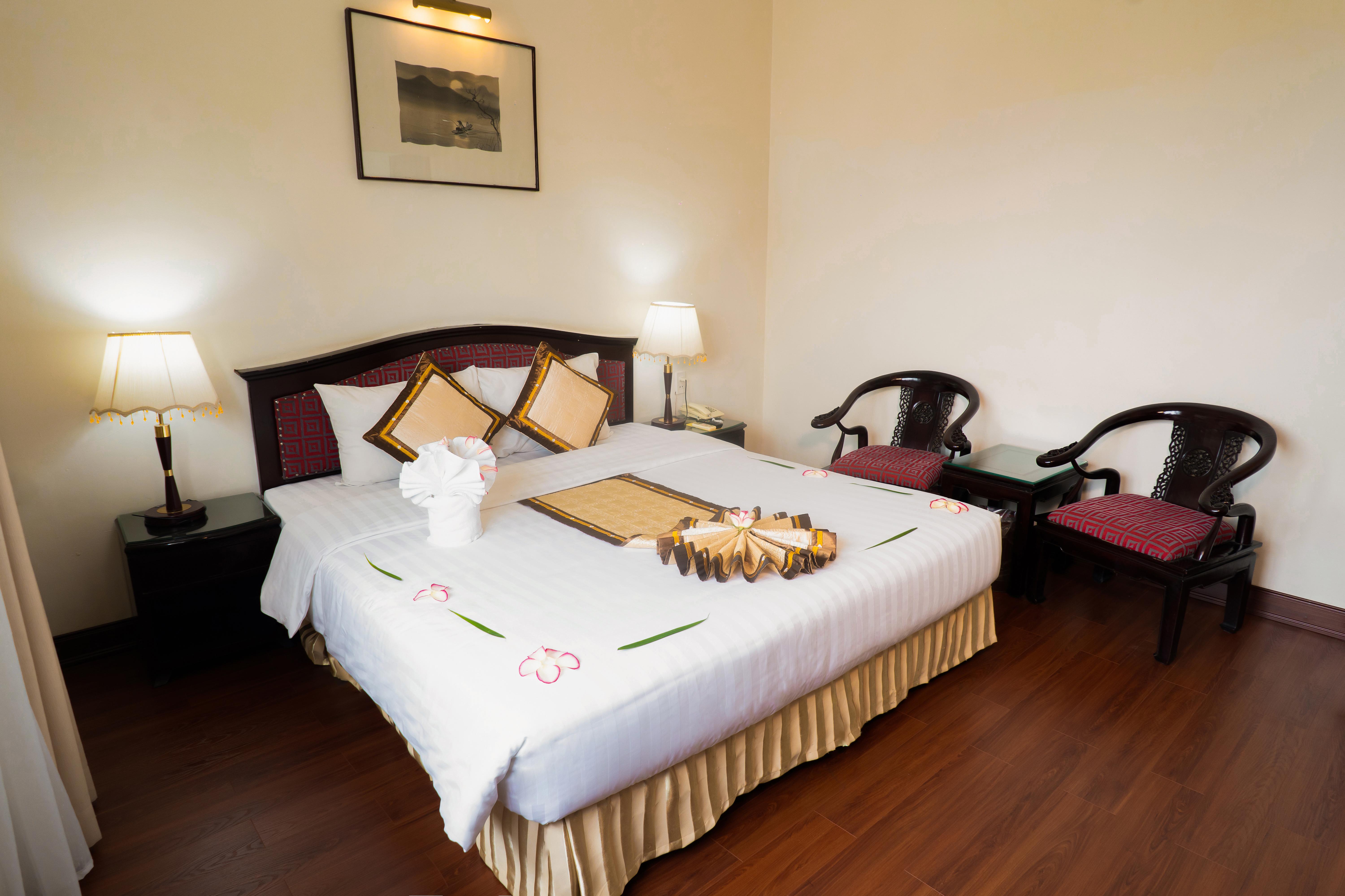 Khách sạn Century Riverside 4*