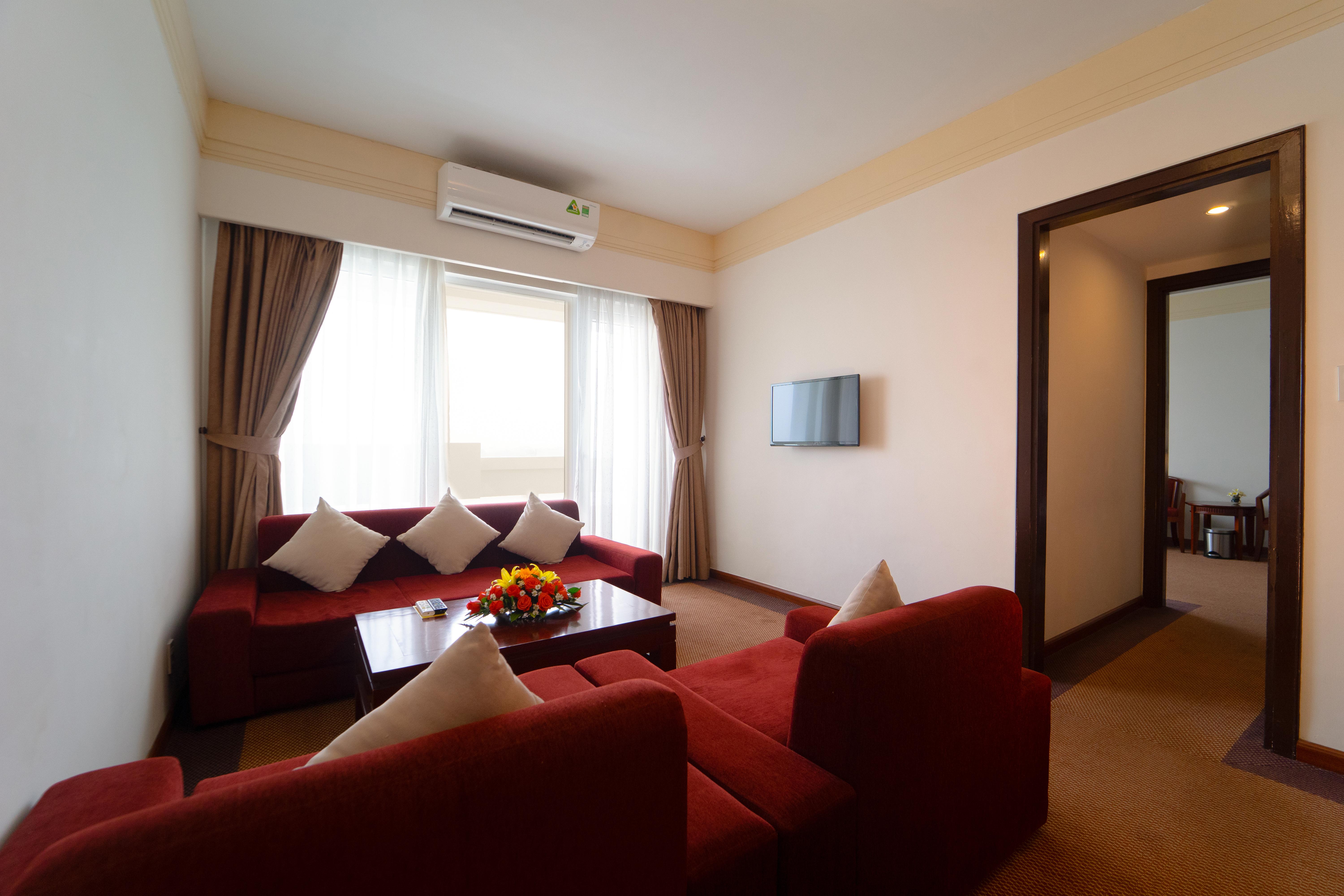 Khách sạn Century Riverside 4*
