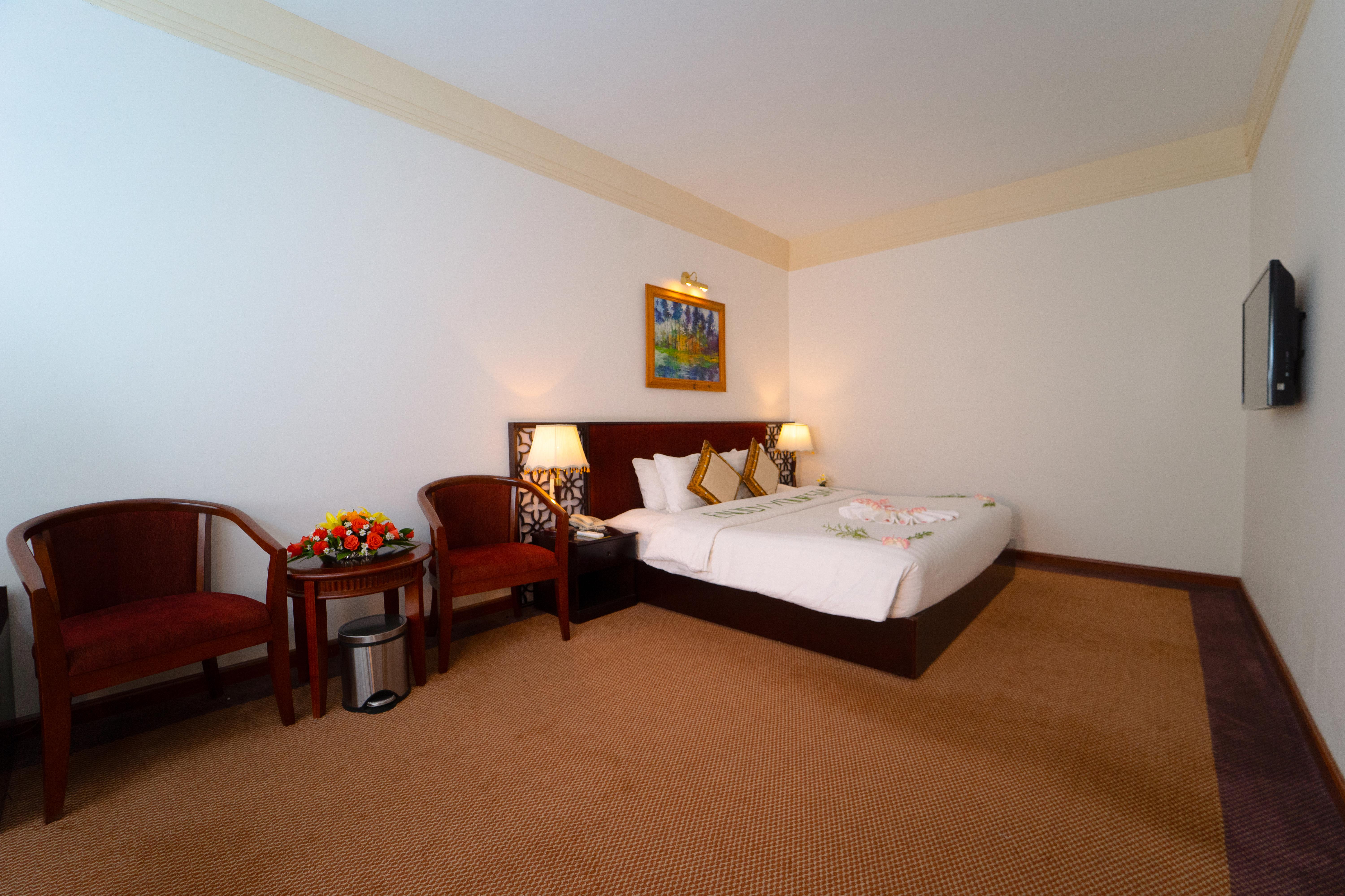 Century Riverside Khách sạn 4*