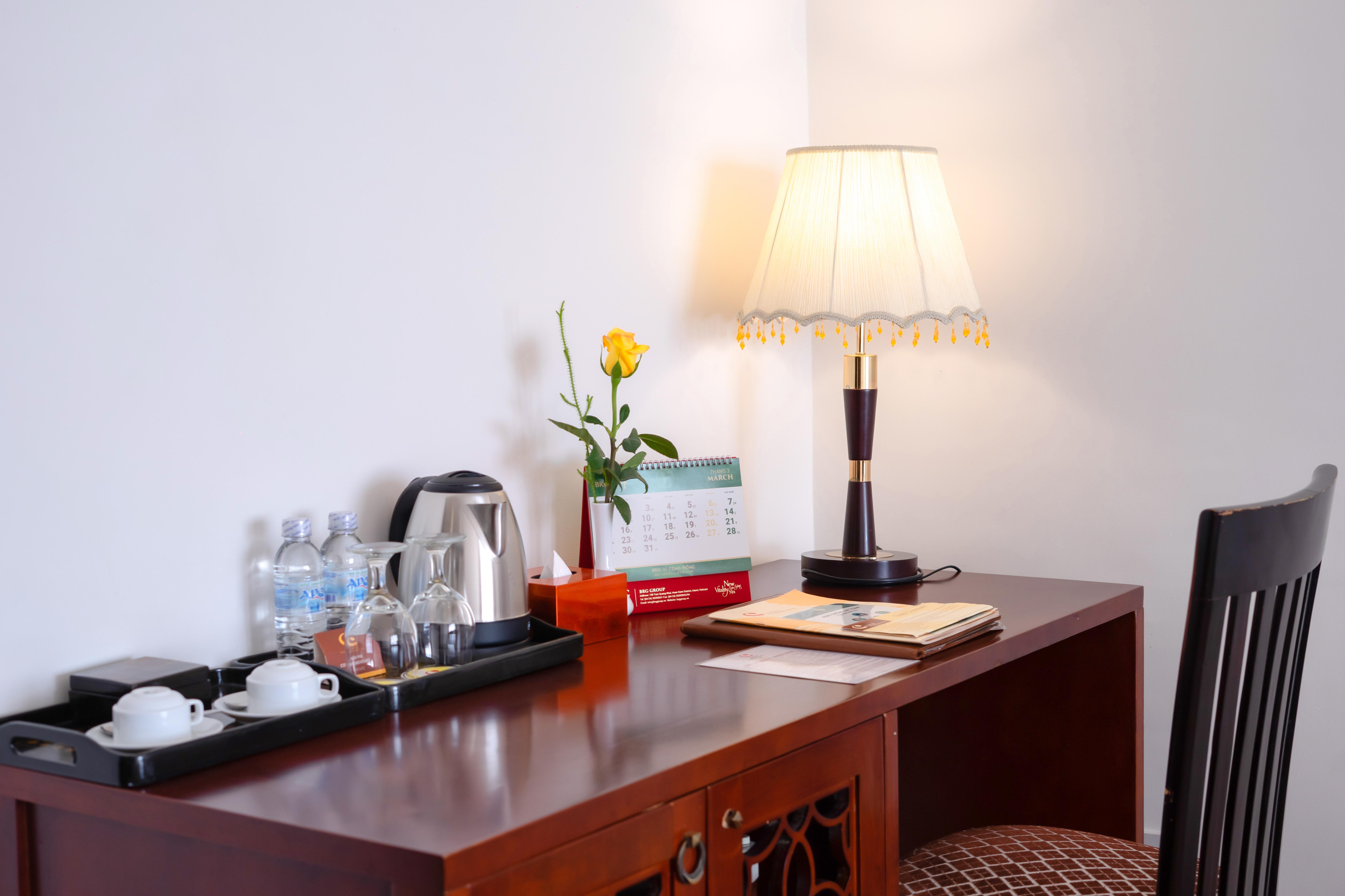 Khách sạn Century Riverside 4*