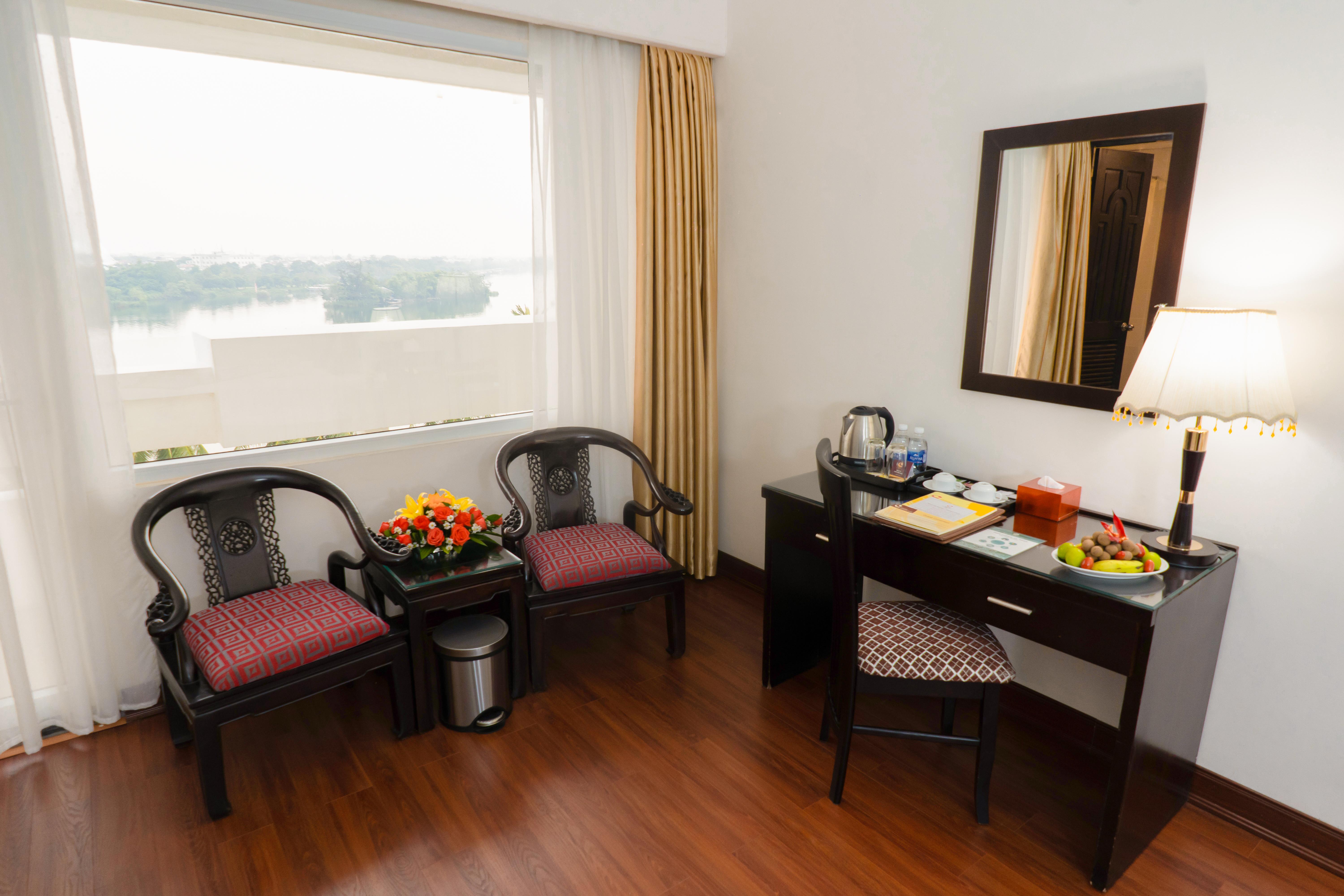 Khách sạn Century Riverside 4*