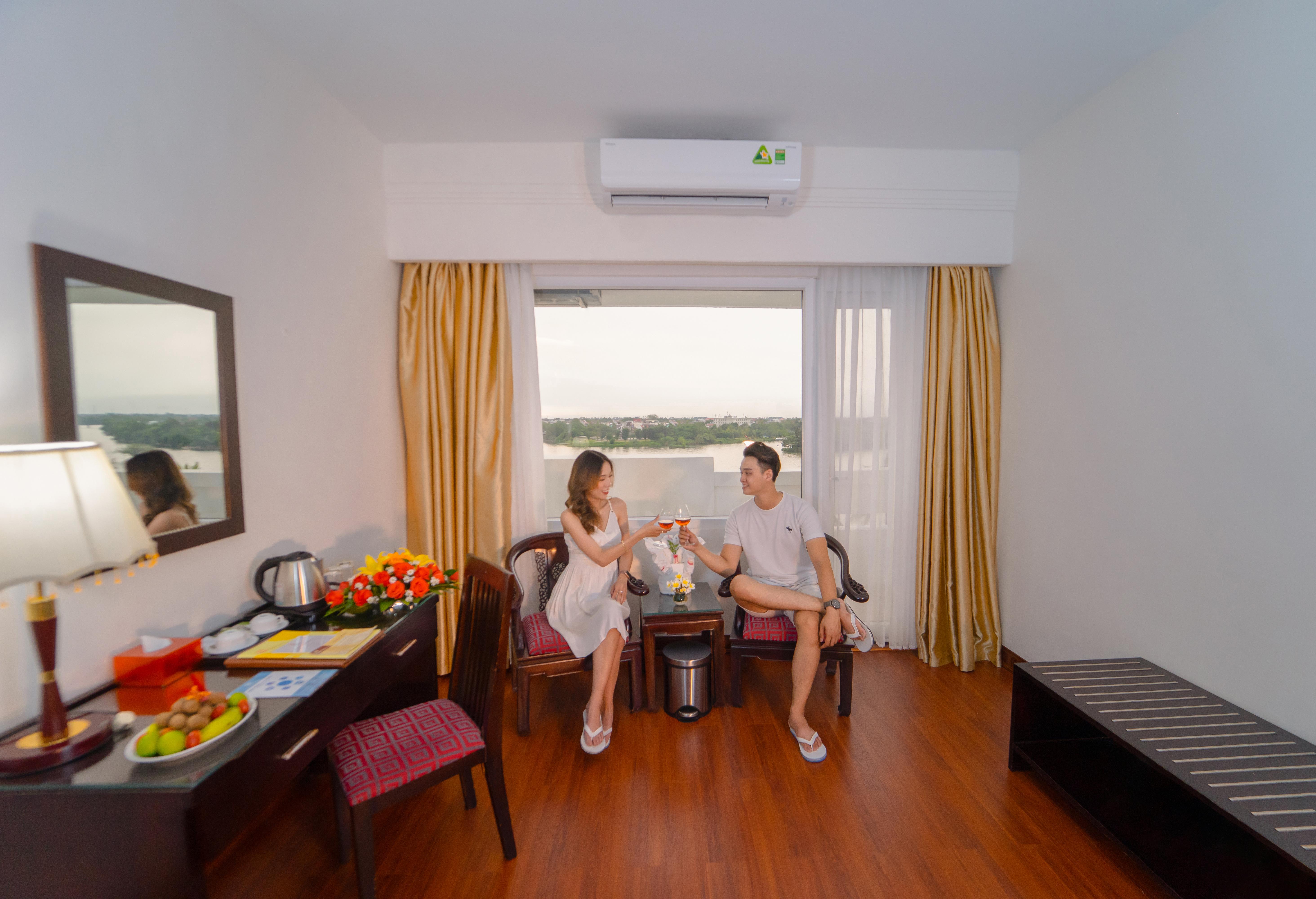 Khách sạn Century Riverside