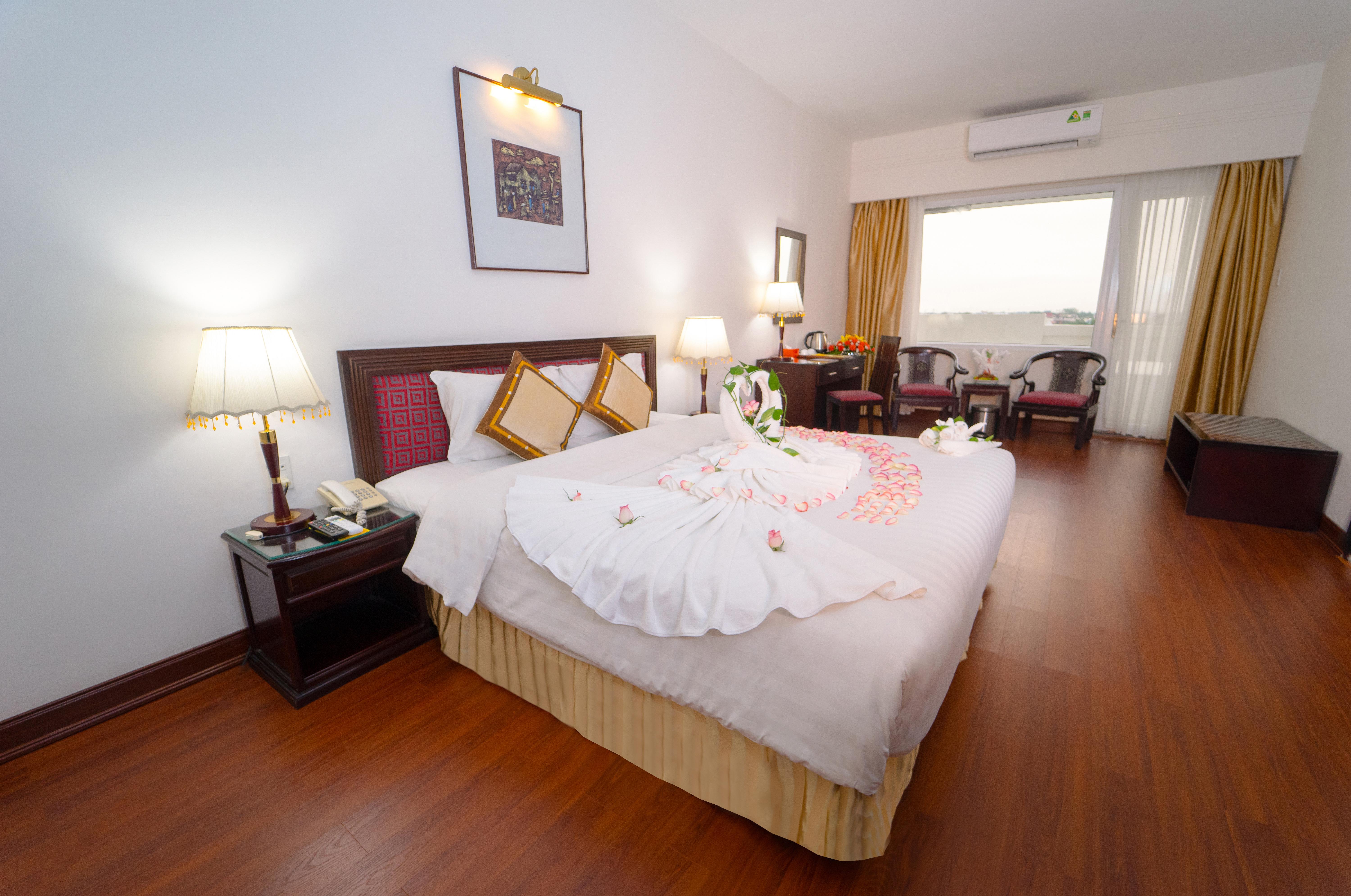 Century Riverside Khách sạn 4*