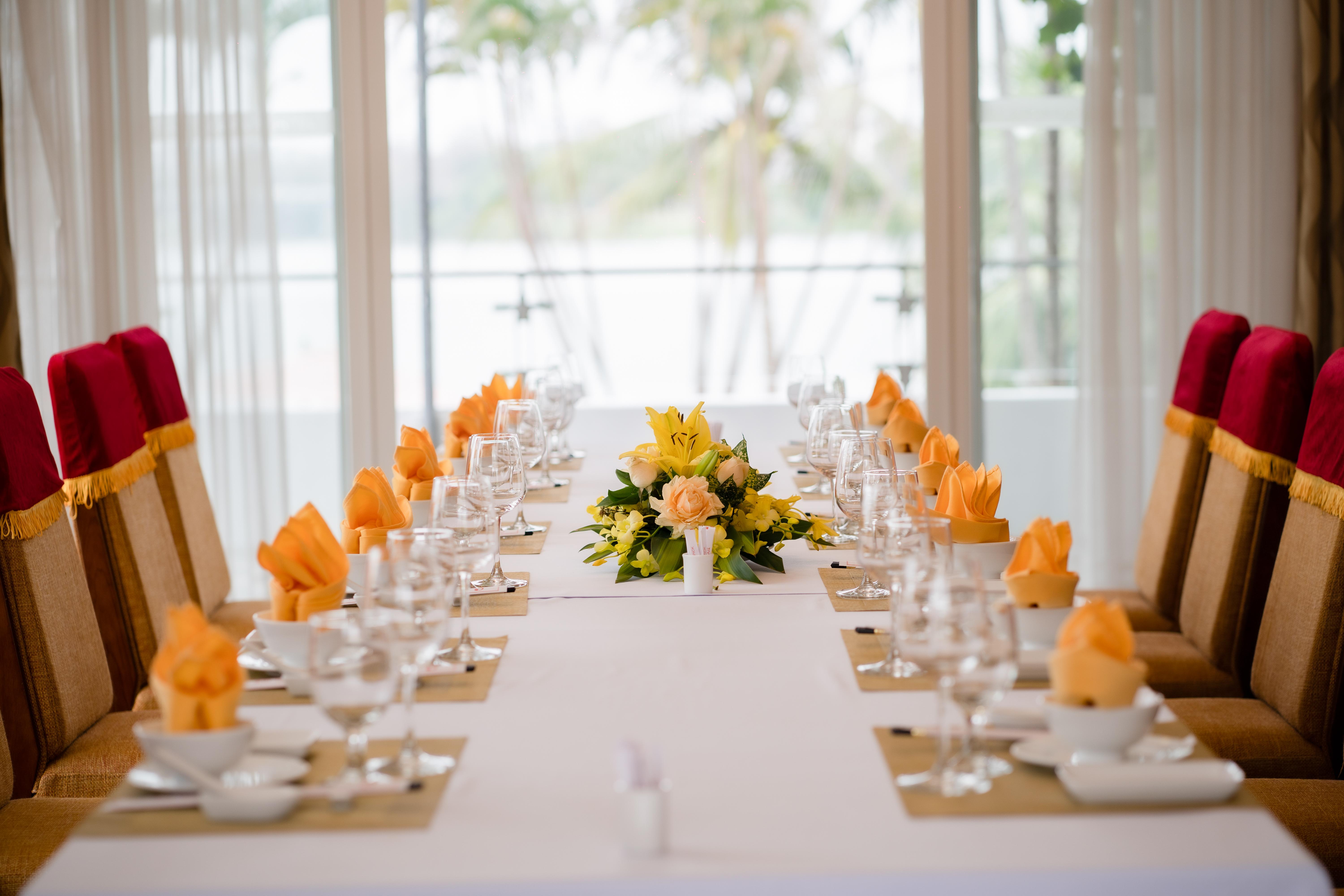 Century Riverside Khách sạn 4*