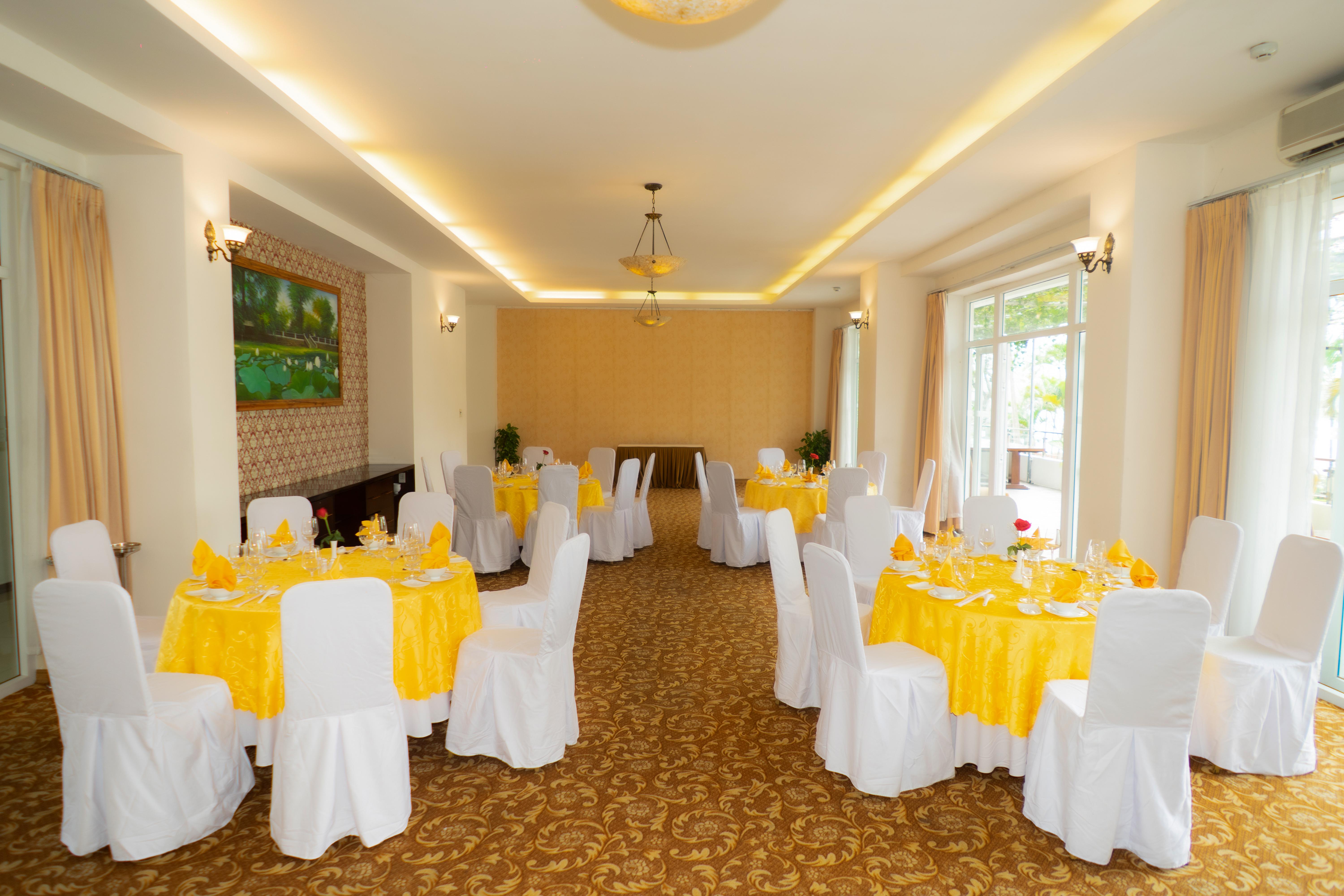 Century Riverside Khách sạn