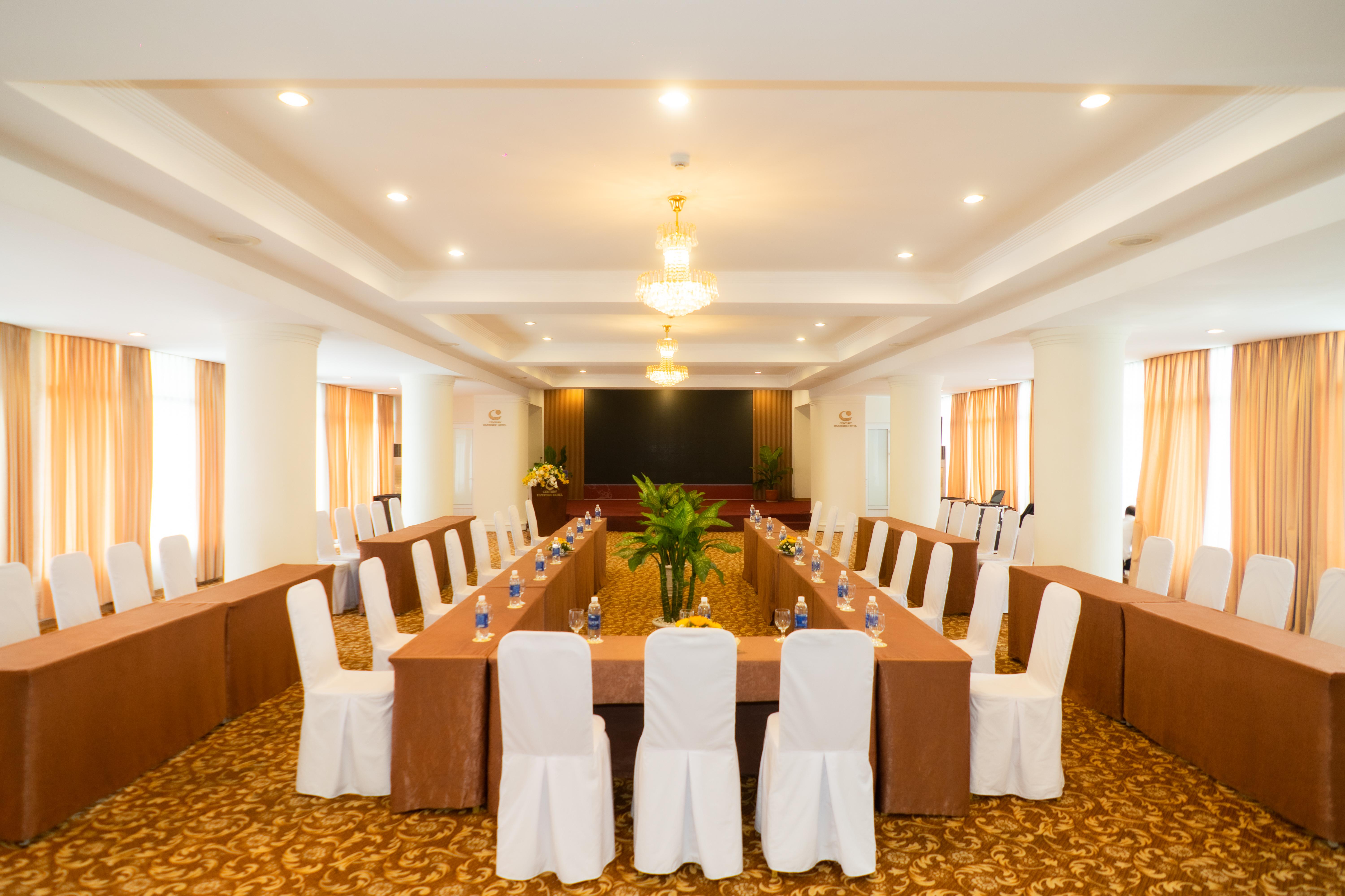 Century Riverside Khách sạn 4*
