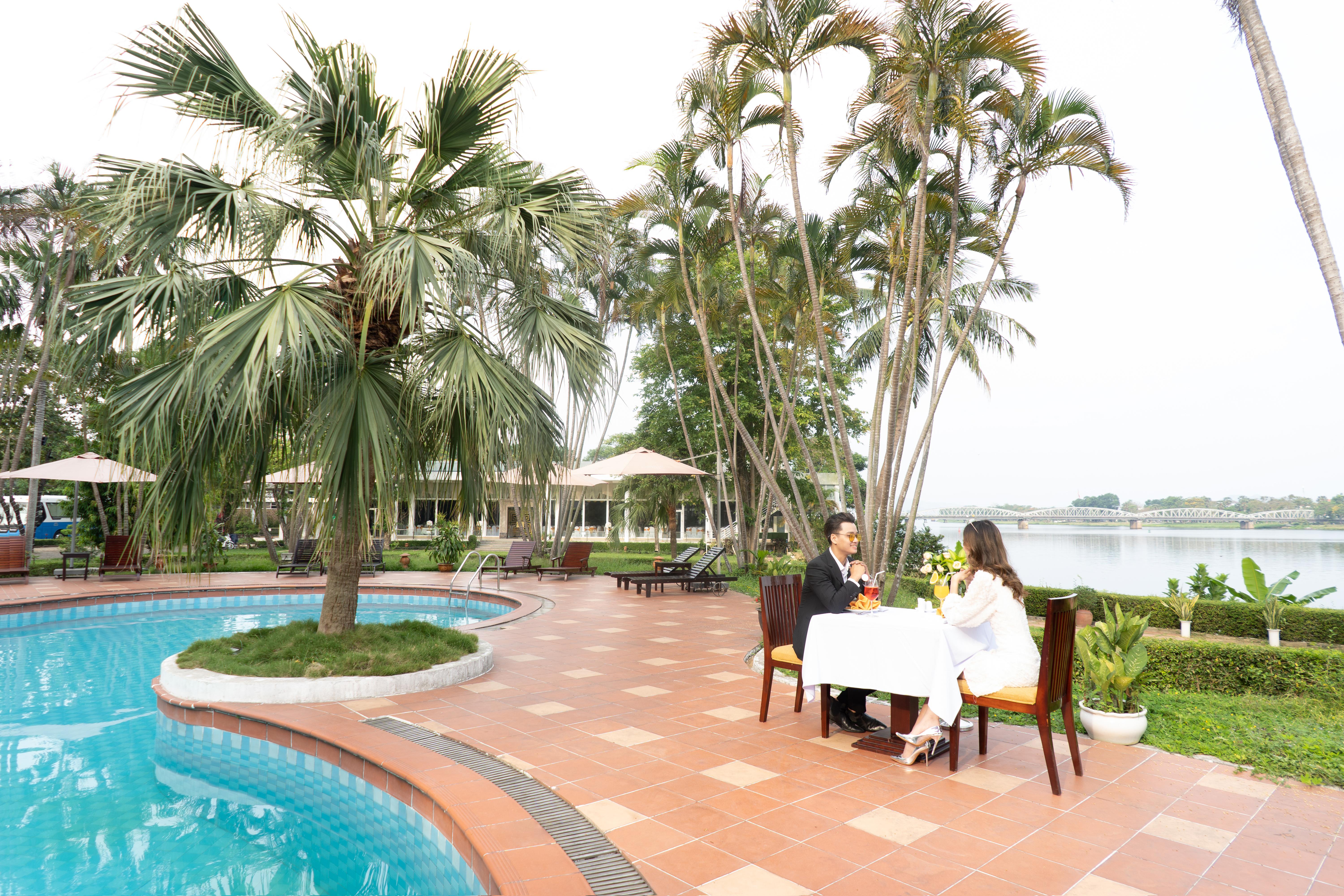 Century Riverside Khách sạn 4*