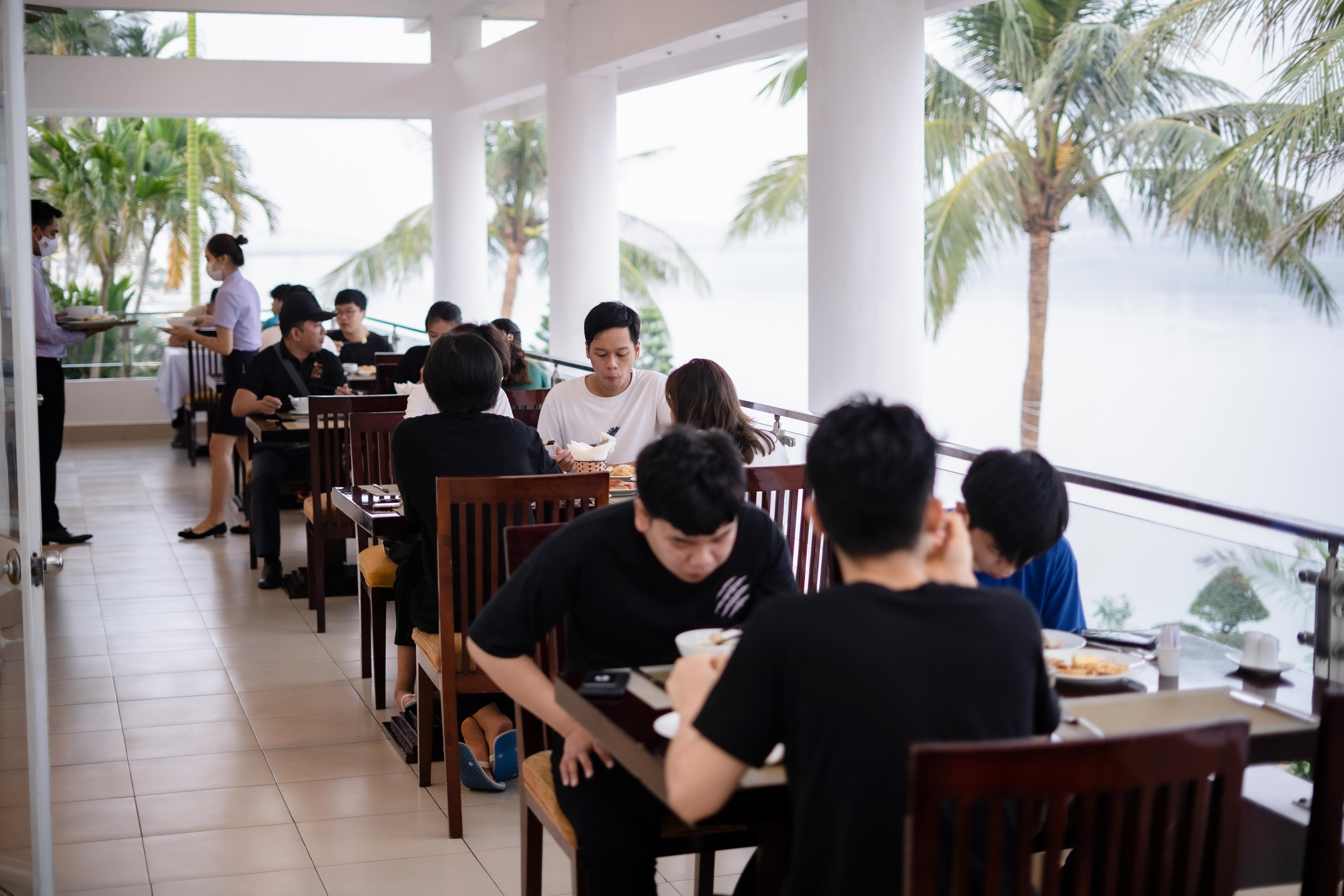 Khách sạn Century Riverside 4*