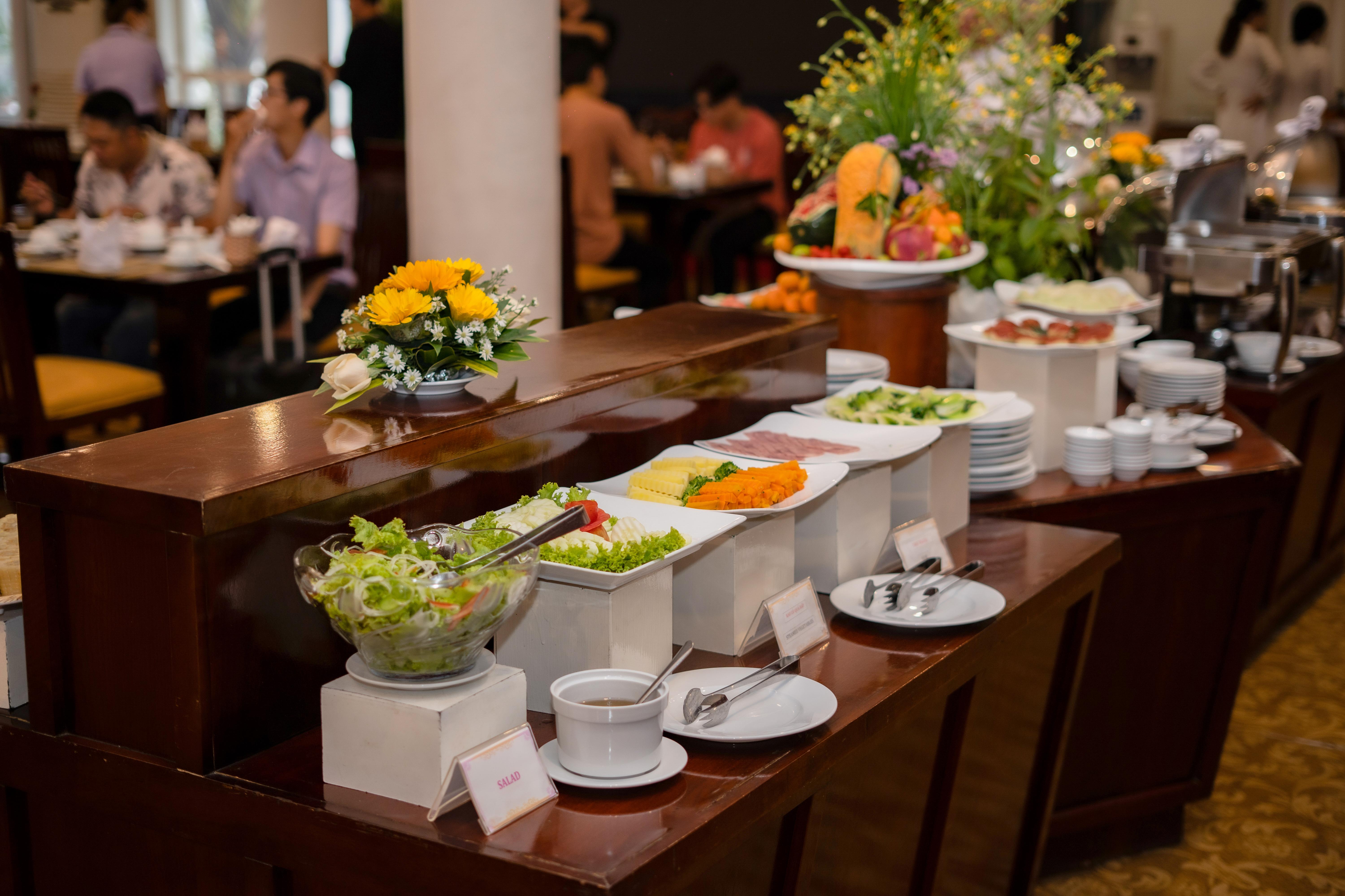 Khách sạn Century Riverside 4*