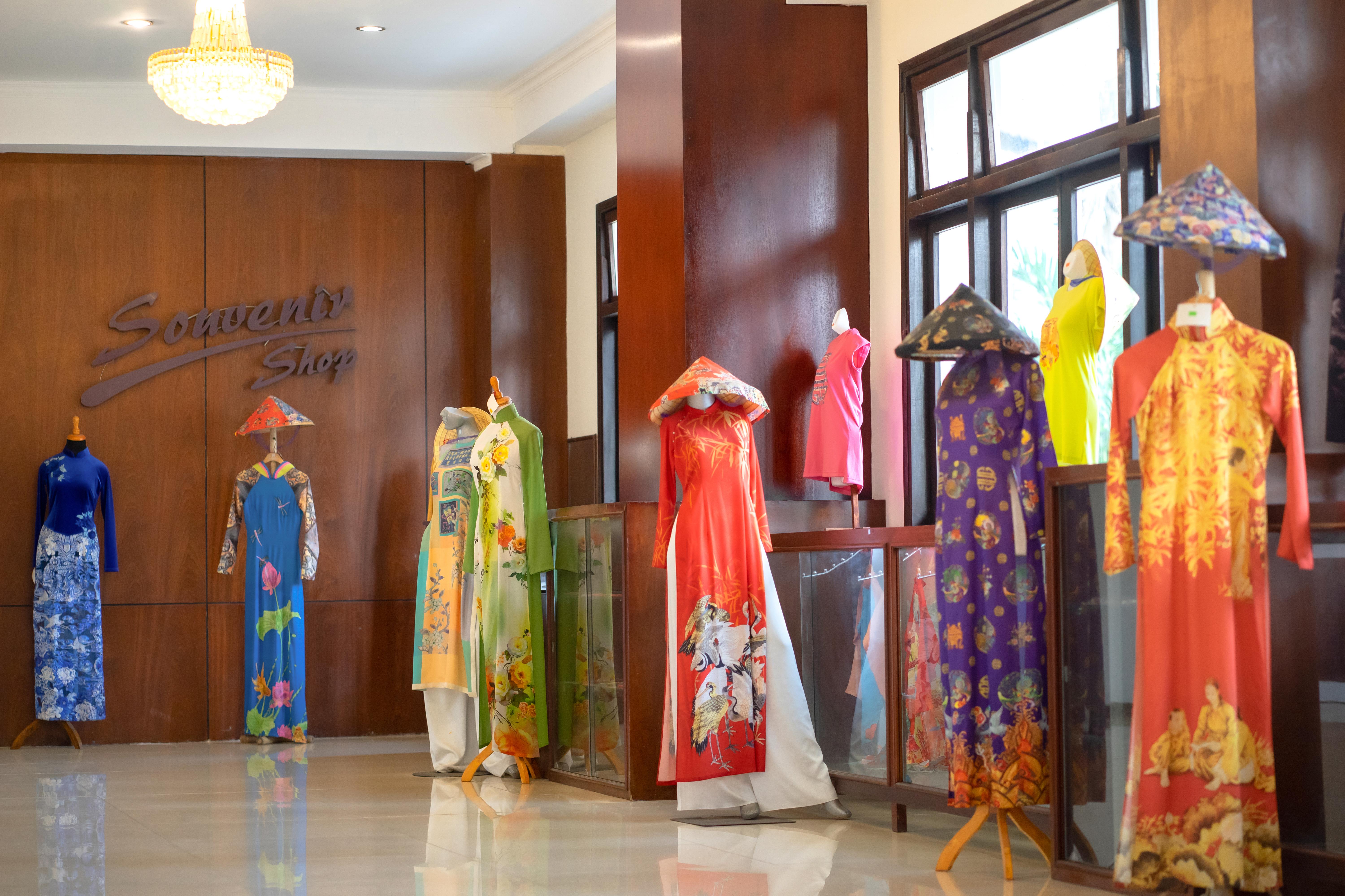 Century Riverside Khách sạn 4*