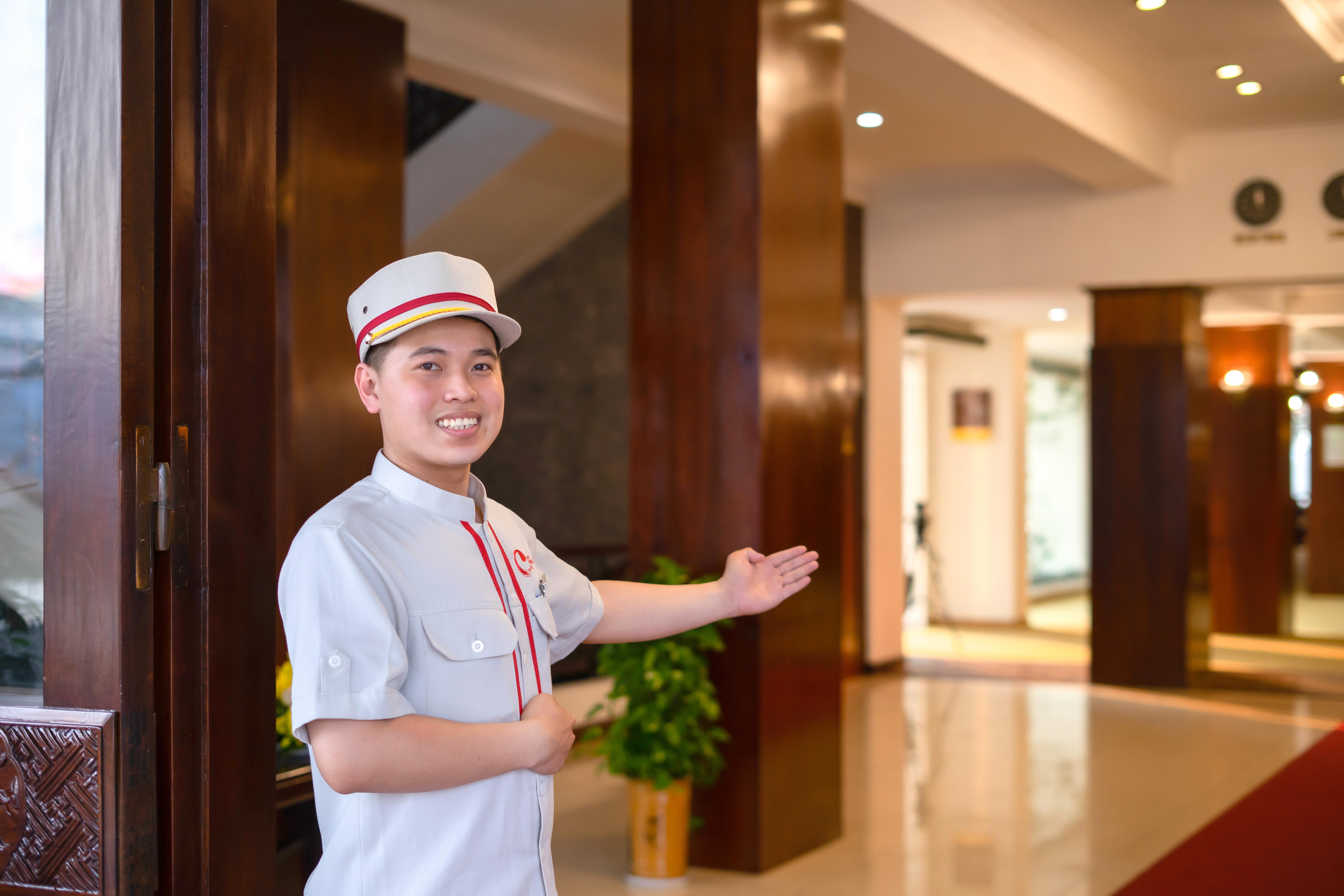 Khách sạn Century Riverside 4*