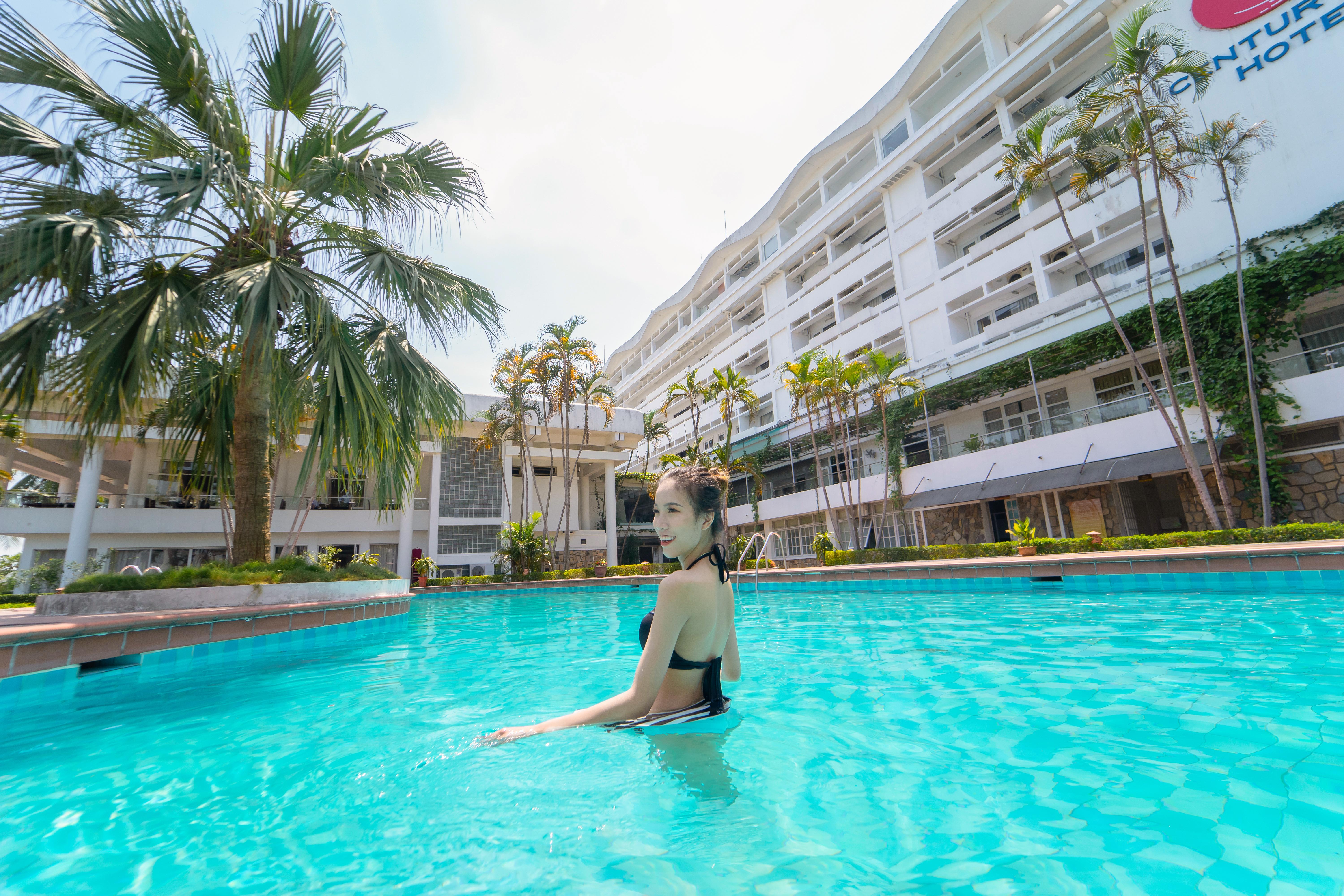 Century Riverside Khách sạn 4*