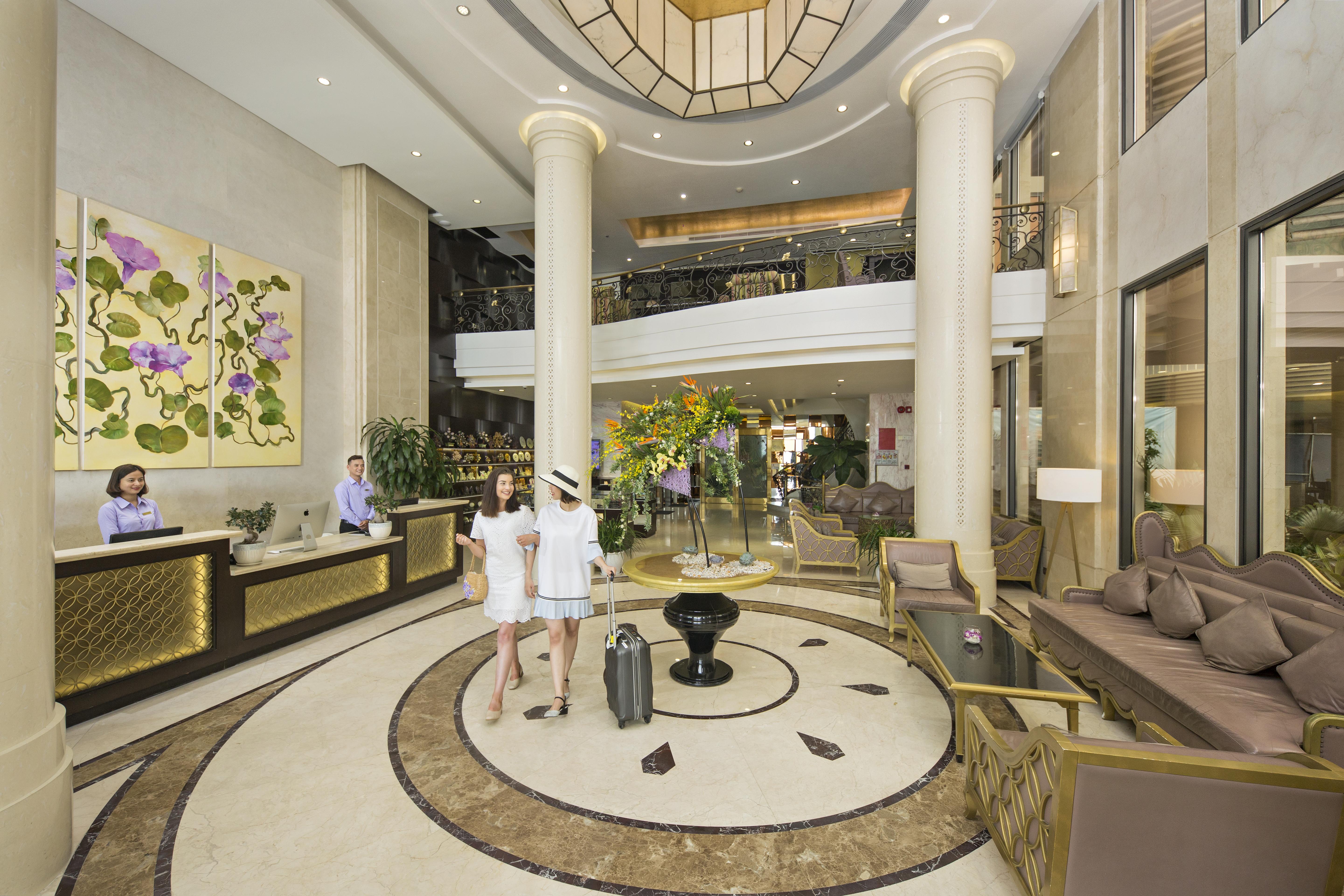 Holiday Beach Hotel Danang 5*