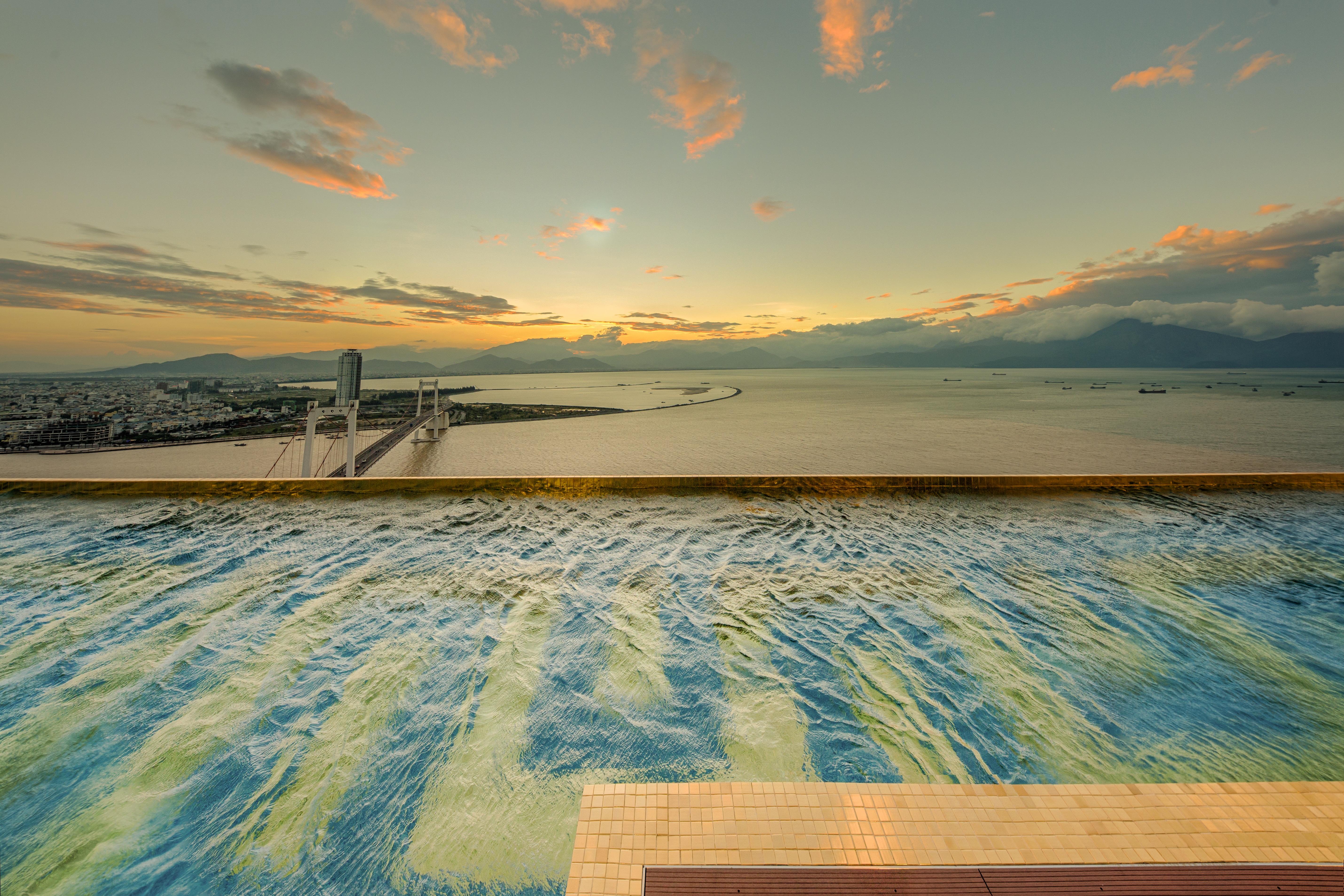 Wyndham Golden Bay 5* Da Nang