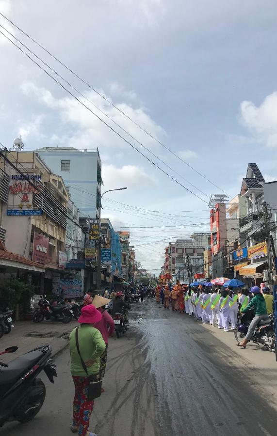 Khach San Cuu Long A, Cho Vinh Long