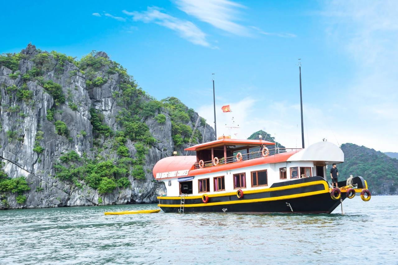 Cat Ba Bay Cruises Botel Dong Khe Sau