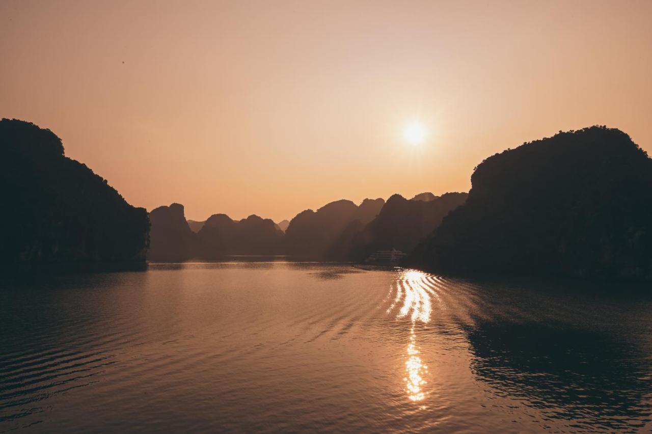 Le Theatre Cruises - Wonder On Lan Ha Bay