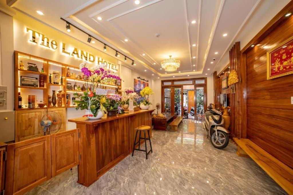 Hotel The Land & 3*