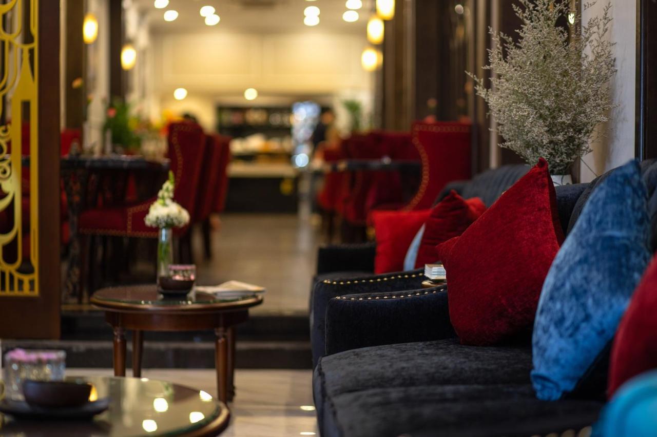 Flora Centre & Khách sạn 4*