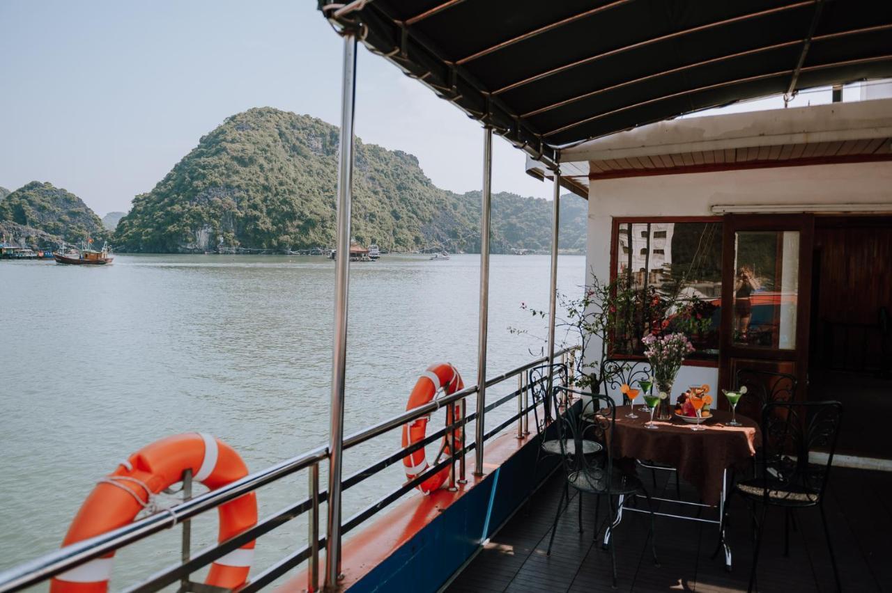 Cat Ba Bay Cruises Botel 2*