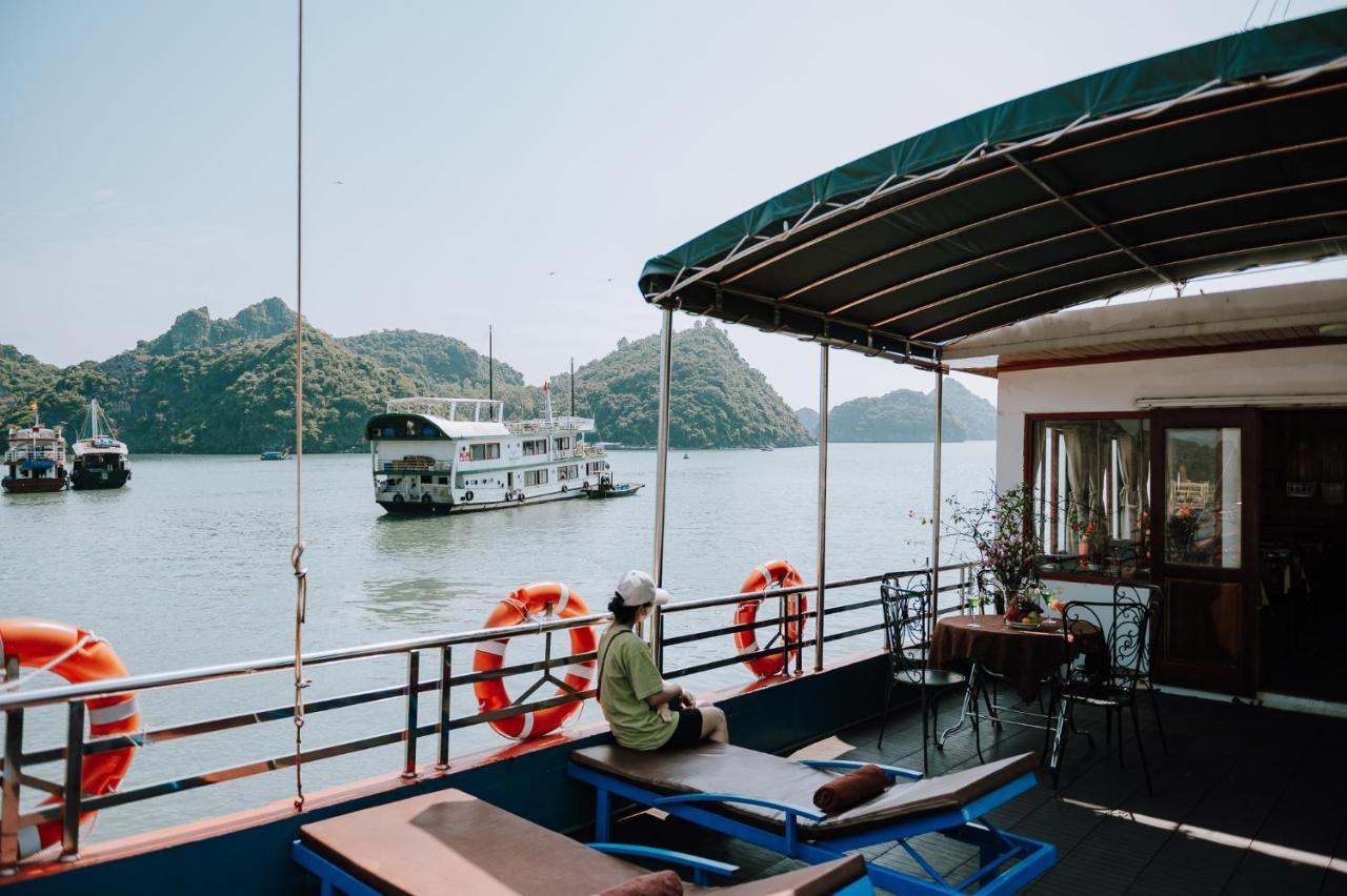 Cat Ba Bay Cruises Botel 2*