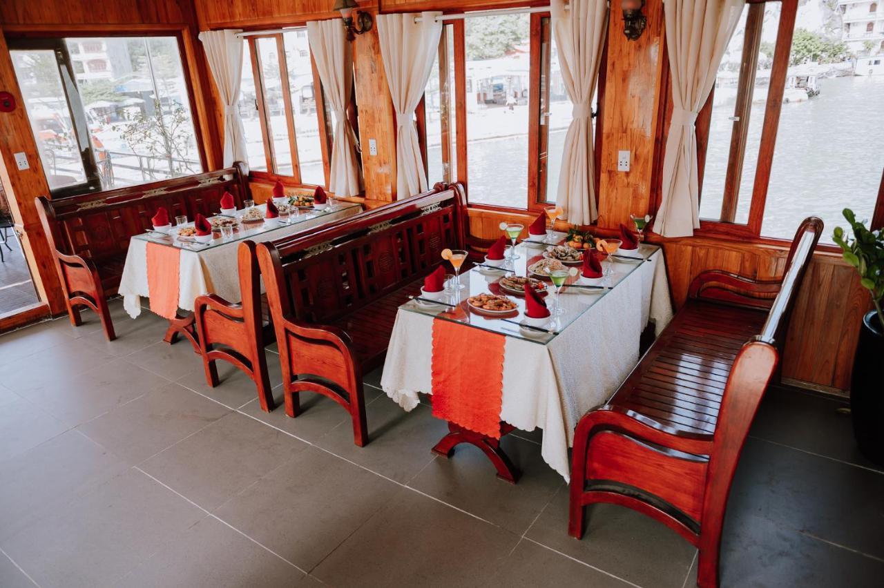 Cat Ba Bay Cruises Botel Dong Khe Sau