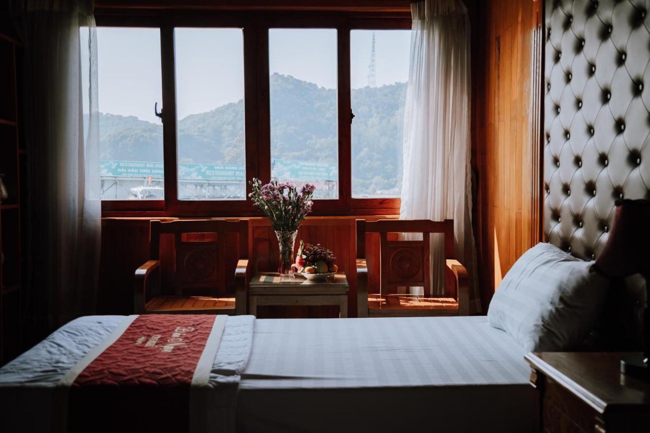 Cat Ba Bay Cruises Botel Dong Khe Sau