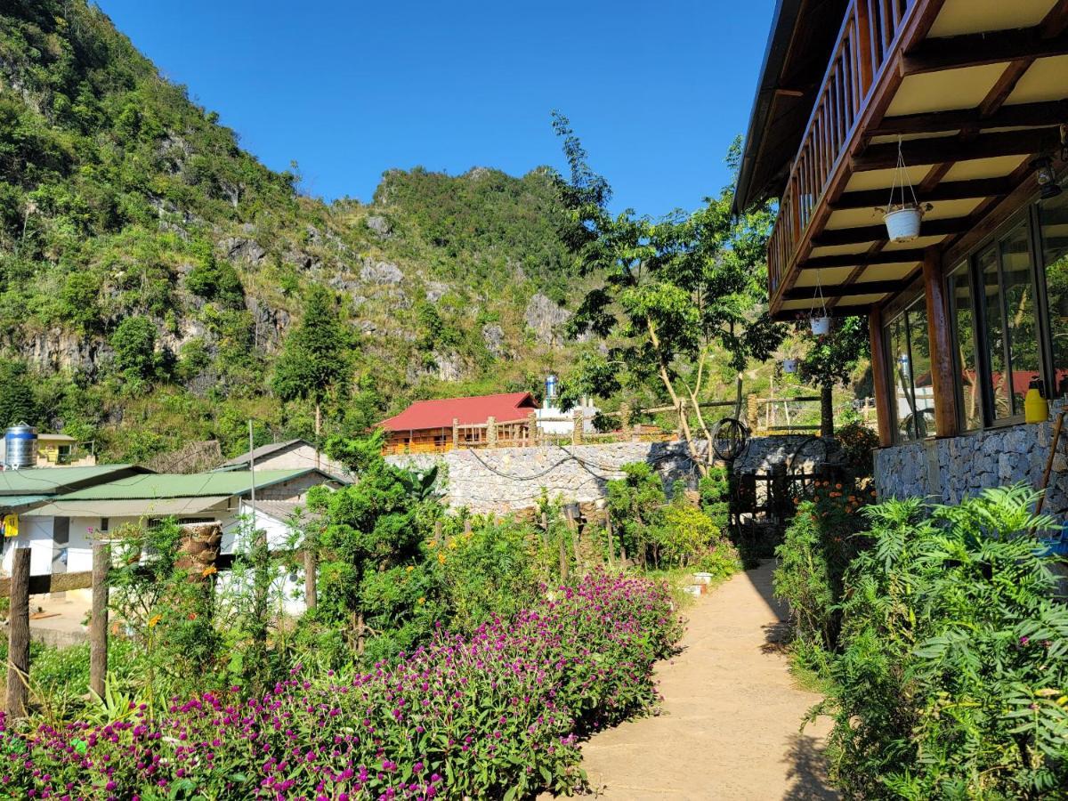 Dong Cliffside House *