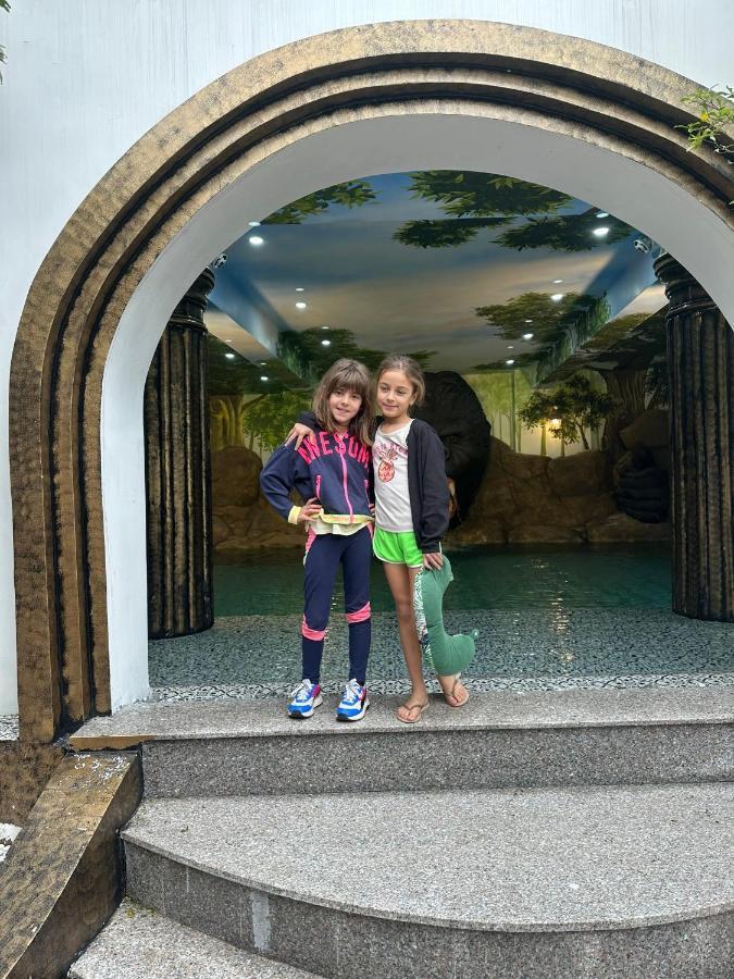 Villa Hello & *