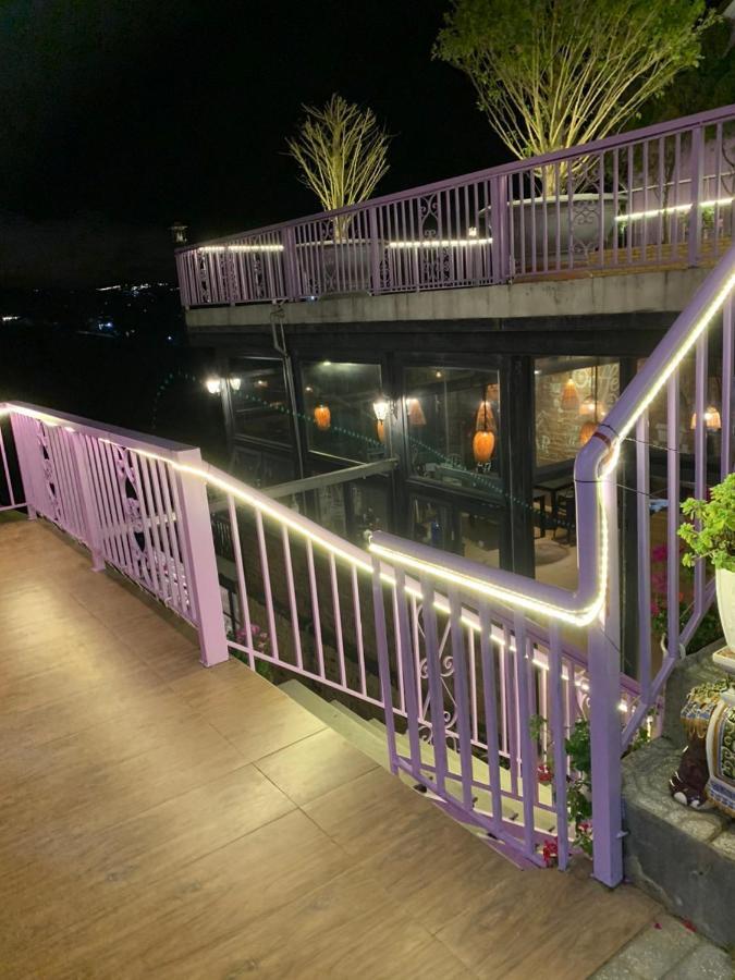 Trang 3*