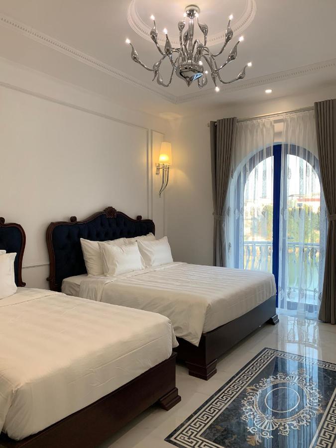 Hotel White