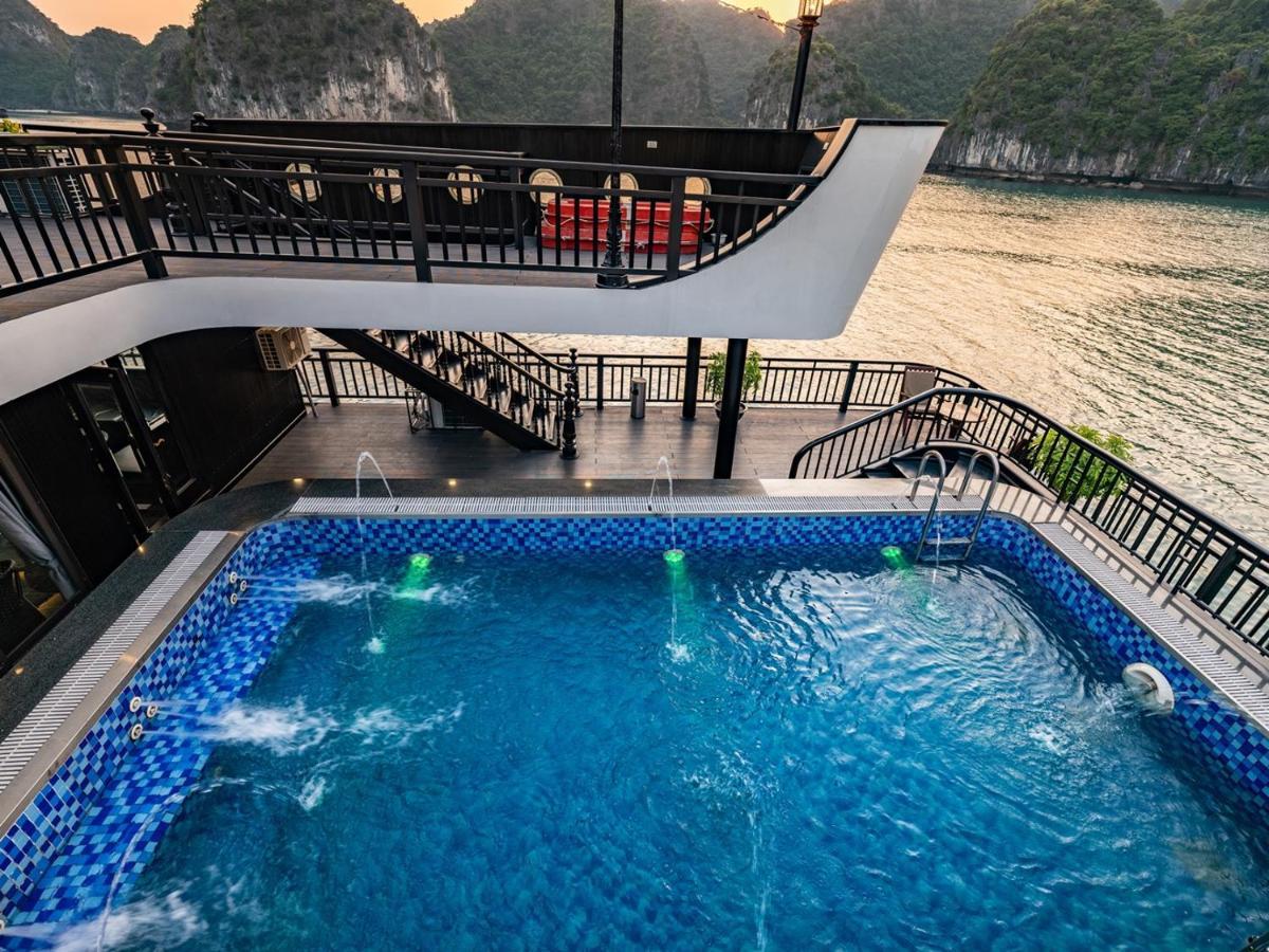 Rita Cruise Ha Long