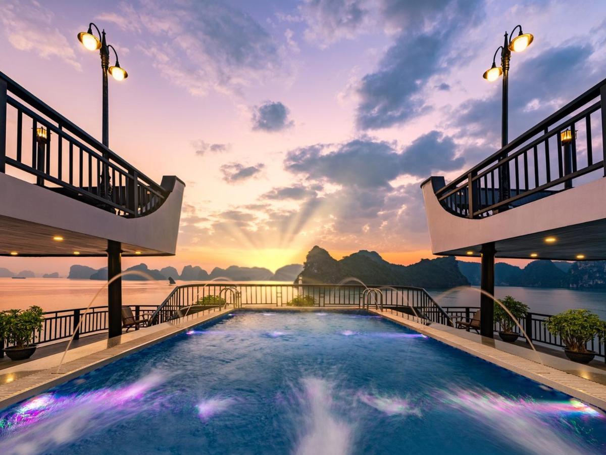 Rita Cruise  Ha Long