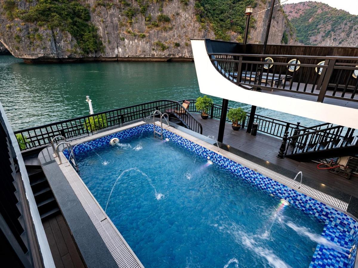Rita Cruise  Ha Long