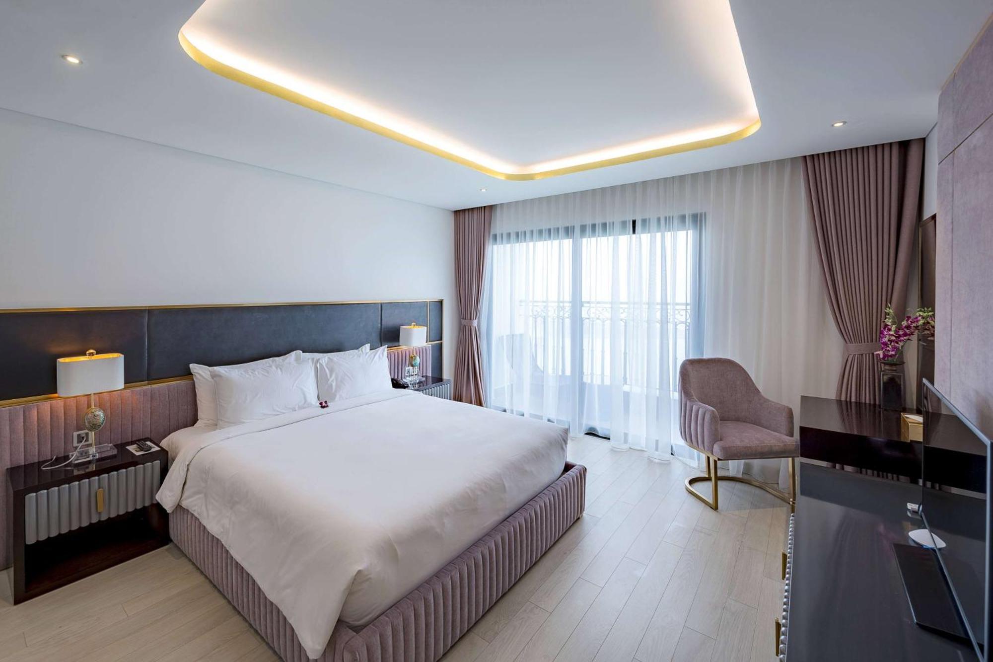 Wyndham Golden Bay Hotel