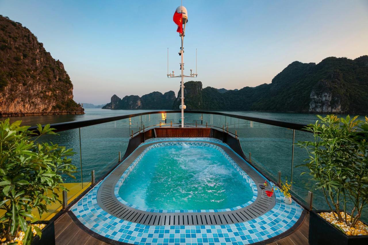 Nostalgia Halong Cruise Botel Ha Long
