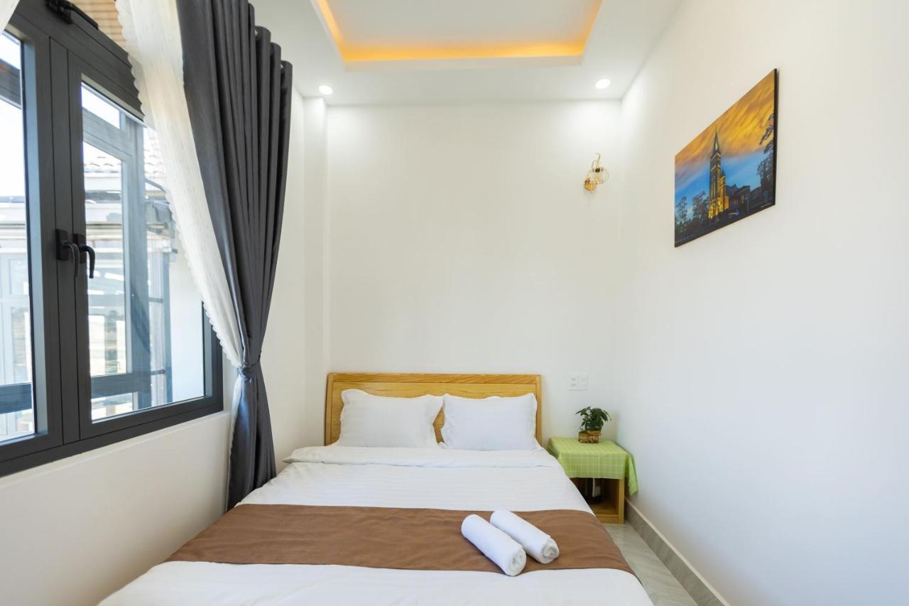 Au Khách sạn *