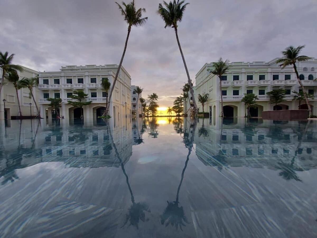 Marina Waterfront Minh Swimming Pool *