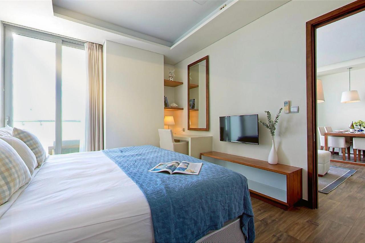 Apartment Stunning Across My Khe ! Rooftop Pool & Gym Da Nang